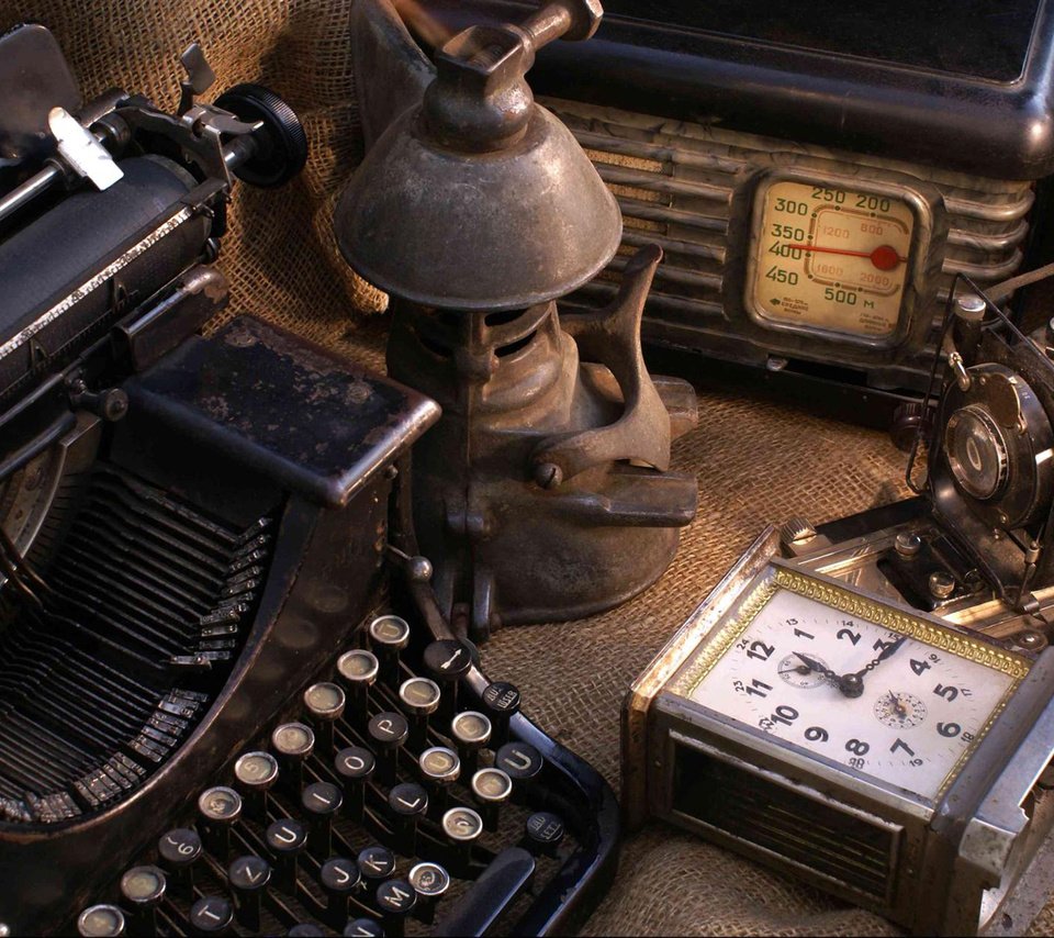 Обои винтаж, лампа, часы, пыль, камера, радио, печатная машинка, антиквариат, vintage, lamp, watch, dust, camera, radio, typewriter, antiques разрешение 1920x1200 Загрузить