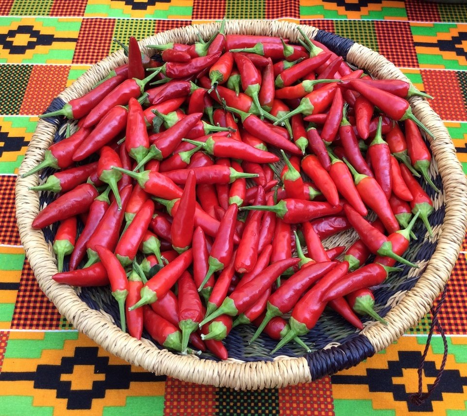 Обои корзинка, чили, перец, красный перец, basket, chile, pepper, red pepper разрешение 2592x1936 Загрузить