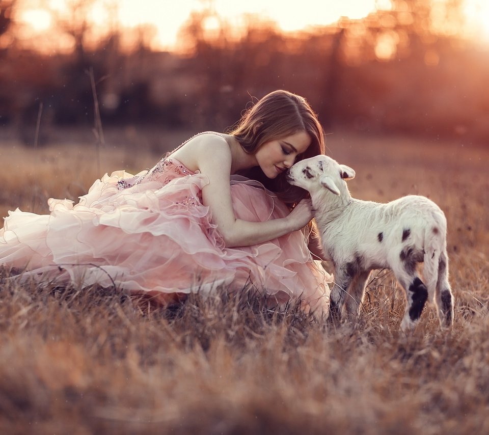 Обои трава, закат, девушка, настроение, козленок, розовое платье, grass, sunset, girl, mood, goat, pink dress разрешение 2880x1800 Загрузить