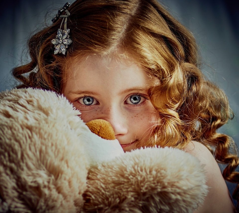 Обои взгляд, мишка, девочка, игрушка, кудри, волосы, лицо, веснушки, look, bear, girl, toy, curls, hair, face, freckles разрешение 2048x1535 Загрузить