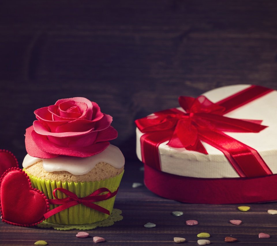 Обои роза, лента, подарок, сердечки, украшение, выпечка, кекс, день рожденья, rose, tape, gift, hearts, decoration, cakes, cupcake, birthday разрешение 5760x3840 Загрузить