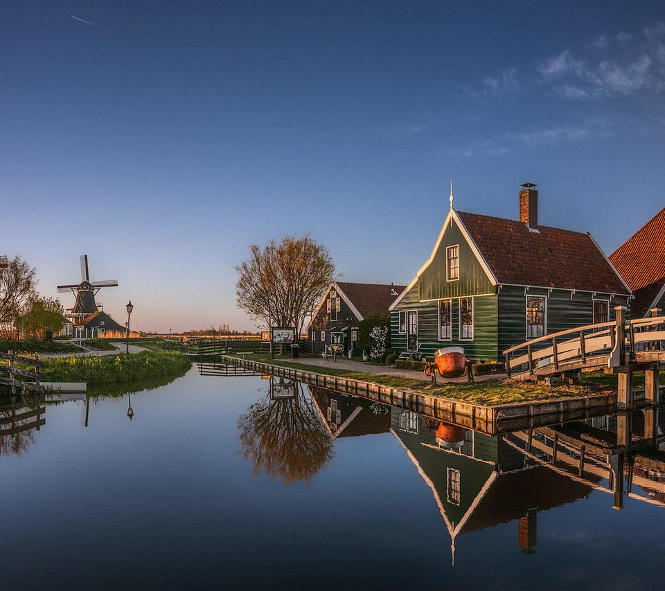 Обои вода, herman van den berge, zaanse schans, отражение, деревня, канал, мельница, дома, нидерланды, голландия, water, reflection, village, channel, mill, home, netherlands, holland разрешение 1920x1283 Загрузить