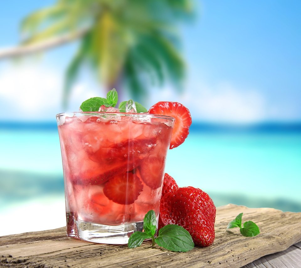 Обои мята, клубника, лёд, ягоды, коктейль, стакан, mint, strawberry, ice, berries, cocktail, glass разрешение 3840x3840 Загрузить