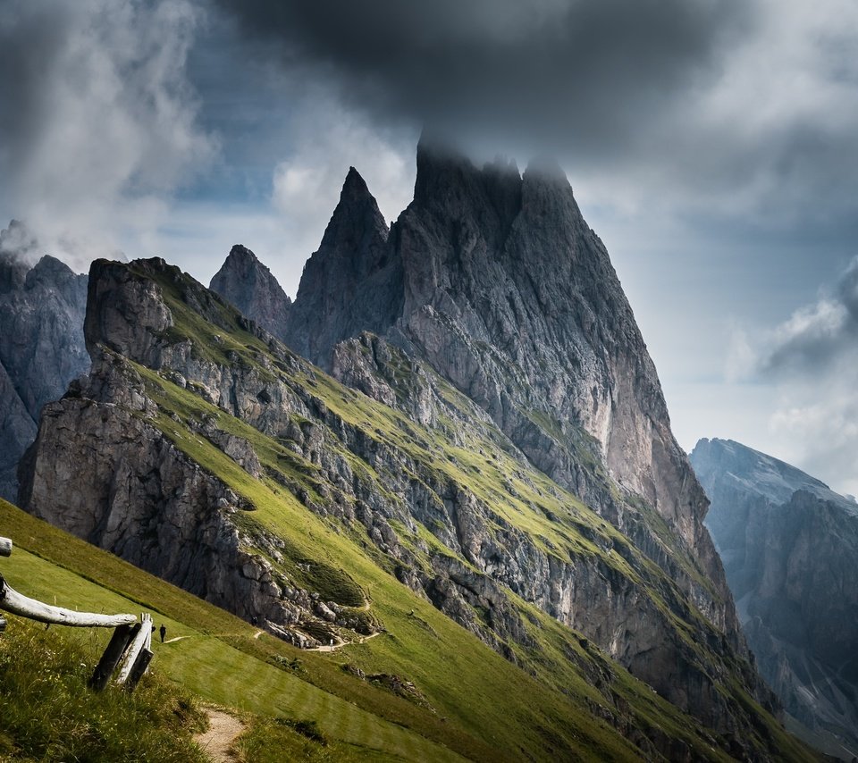 Обои небо, горы, природа, пейзаж, забор, доломитовые альпы, the sky, mountains, nature, landscape, the fence, the dolomites разрешение 2981x1677 Загрузить