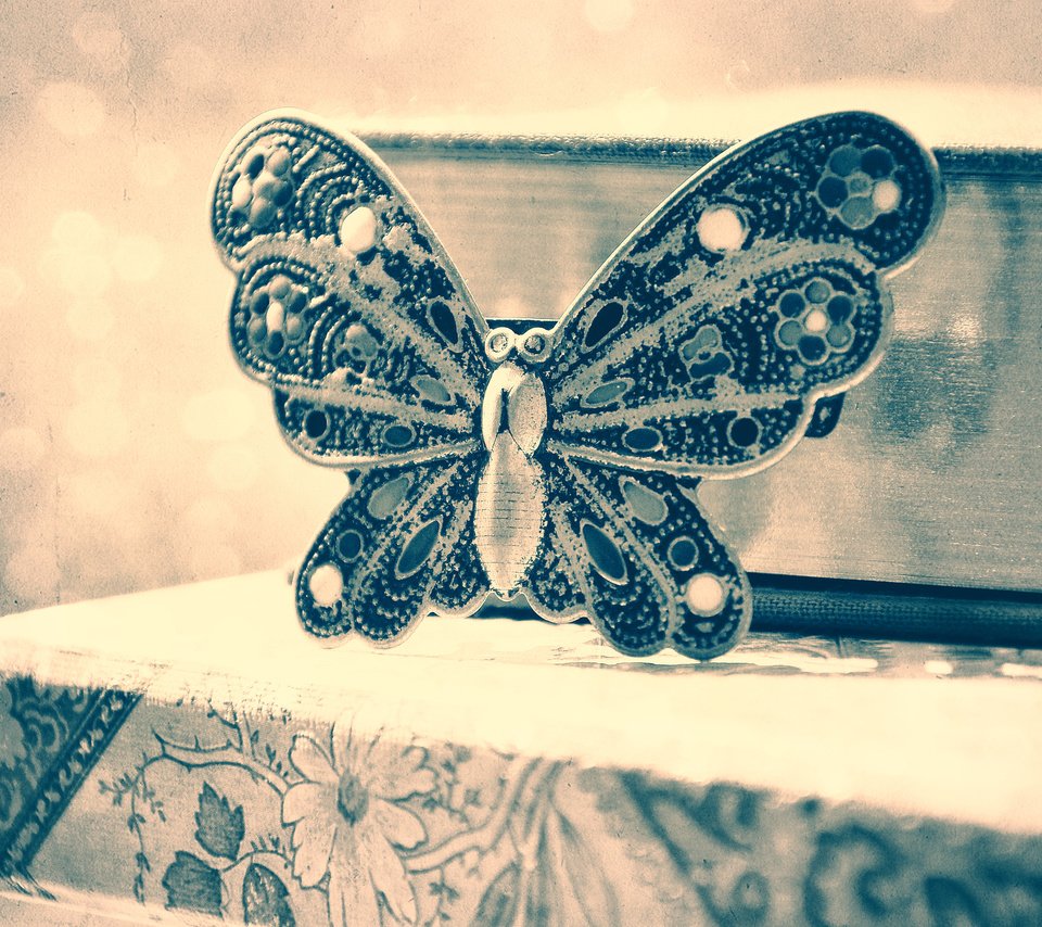 Обои бабочка, украшение, брошь, бисер, butterfly, decoration, brooch, beads разрешение 3840x2400 Загрузить