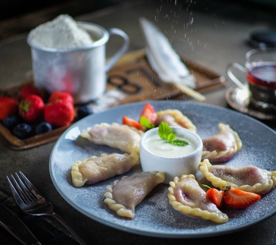 Обои клубника, ягоды, черника, чай, сметана, мука, вареники, strawberry, berries, blueberries, tea, sour cream, flour, dumplings разрешение 2100x1432 Загрузить