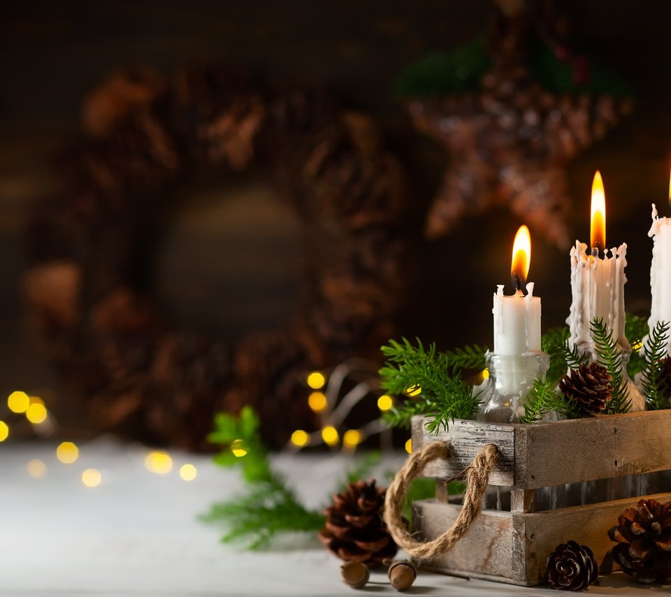 Обои свечи, ящик, новый год, композиция, елка, хвоя, ветки, праздник, рождество, шишки, candles, box, new year, composition, tree, needles, branches, holiday, christmas, bumps разрешение 5556x3704 Загрузить