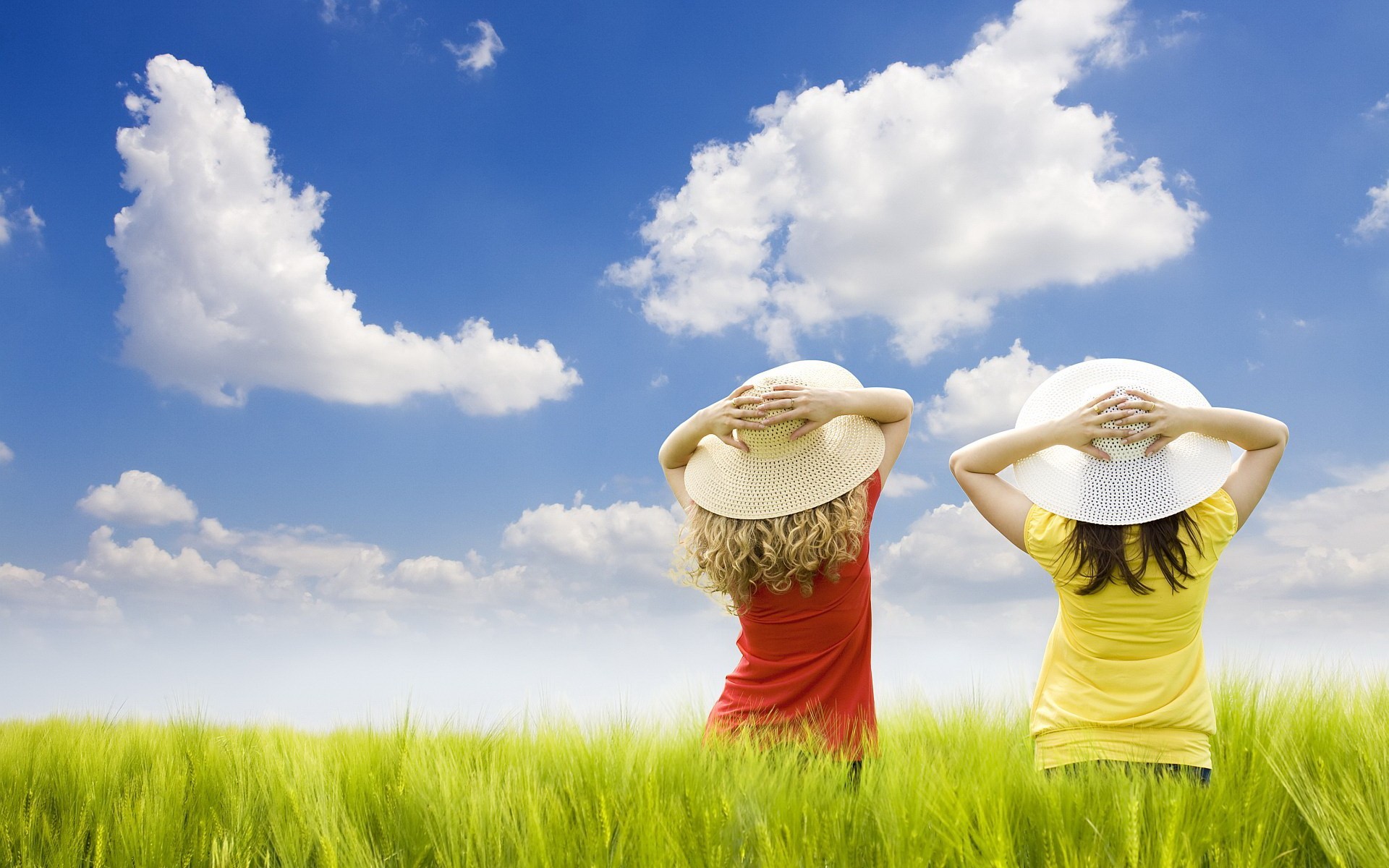 Обои облака, поле, девушки, шляпки, clouds, field, girls, hats разрешение 1920x1200 Загрузить
