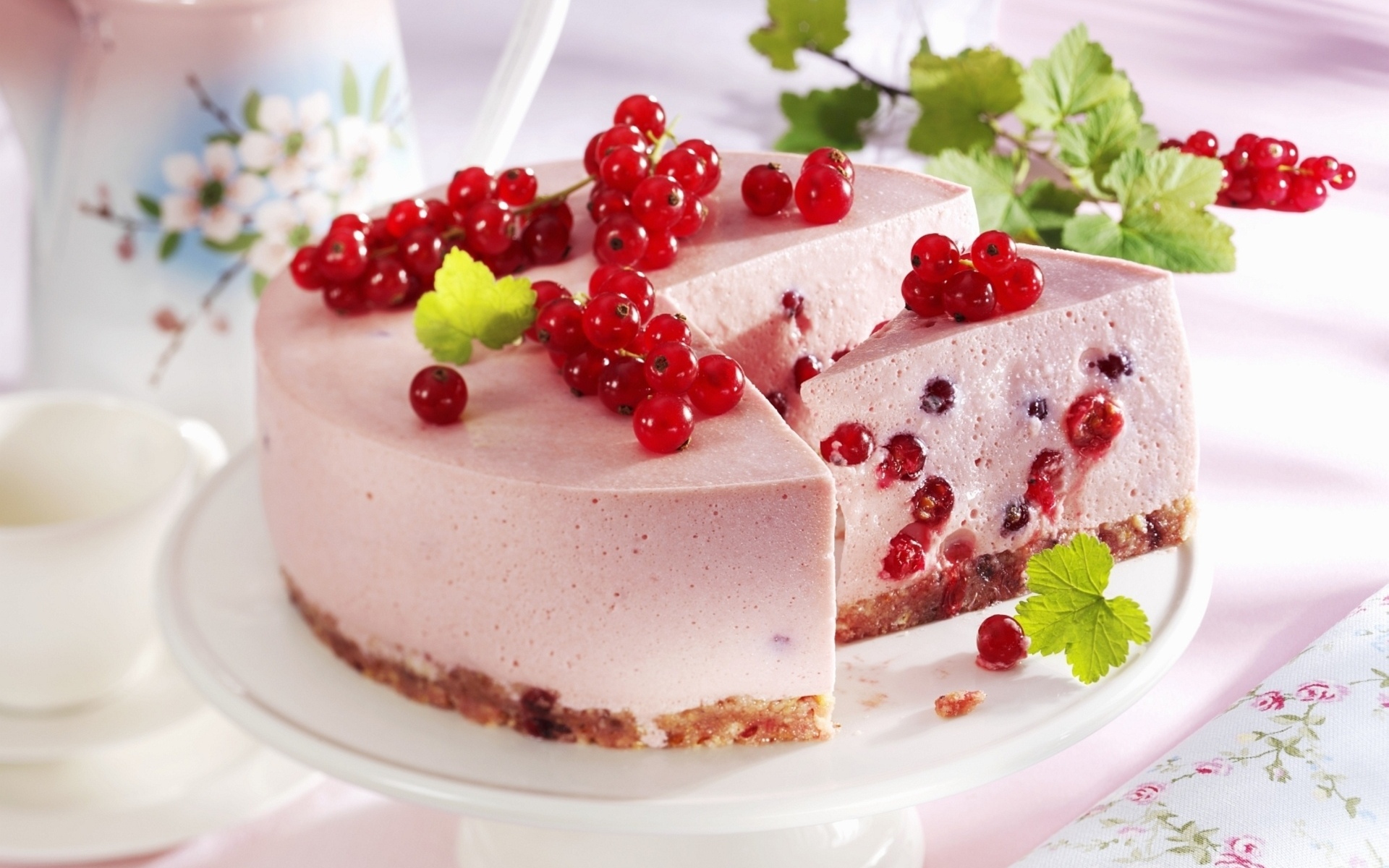 Обои еда, чашка, сладкое, торт, десерт, пирожное, смородины, food, cup, sweet, cake, dessert, currant разрешение 1920x1200 Загрузить