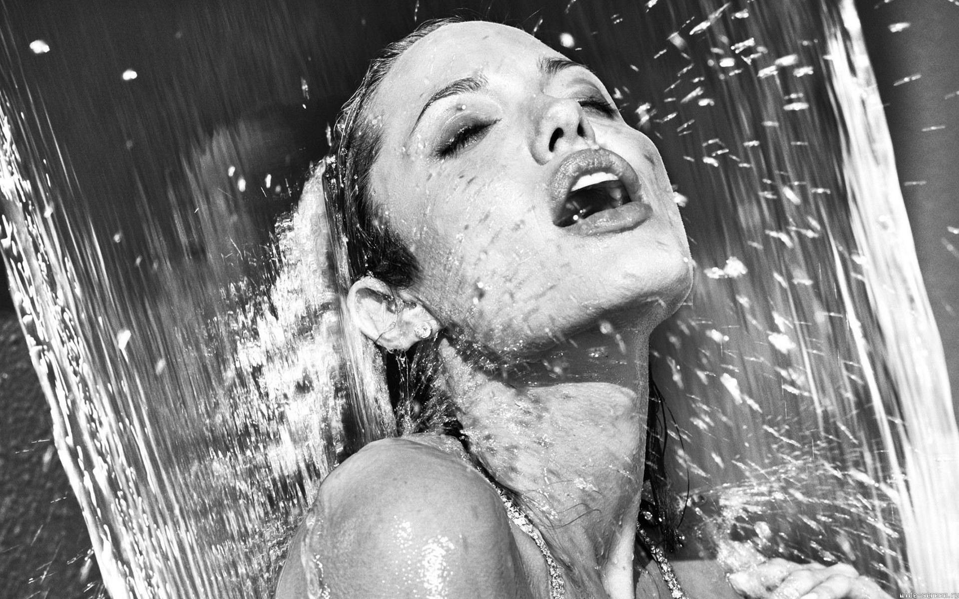 Обои вода, черно-белая, душ, анджелина джоли, water, black and white, shower, angelina jolie разрешение 1920x1200 Загрузить