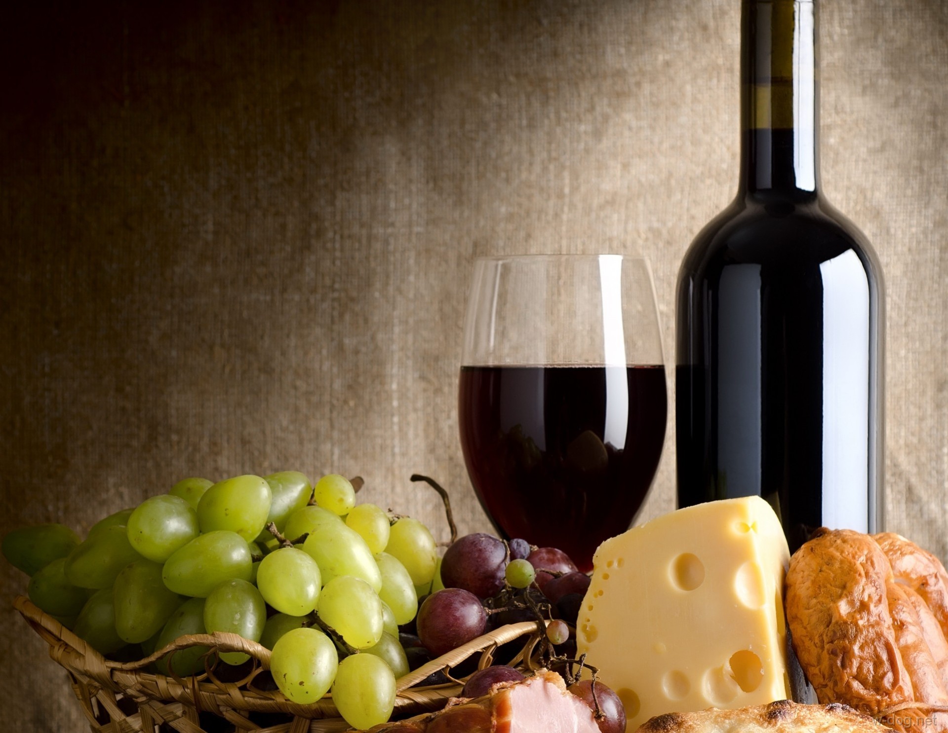 Обои виноград, балык, бокал, сыр, хлеб, корзина, вино, бутылка, красное, grapes, salmon, glass, cheese, bread, basket, wine, bottle, red разрешение 1920x1486 Загрузить