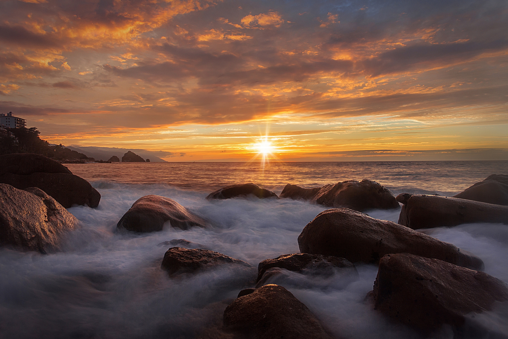 Обои скалы, солнце, камни, берег, море, rocks, the sun, stones, shore, sea разрешение 2048x1366 Загрузить