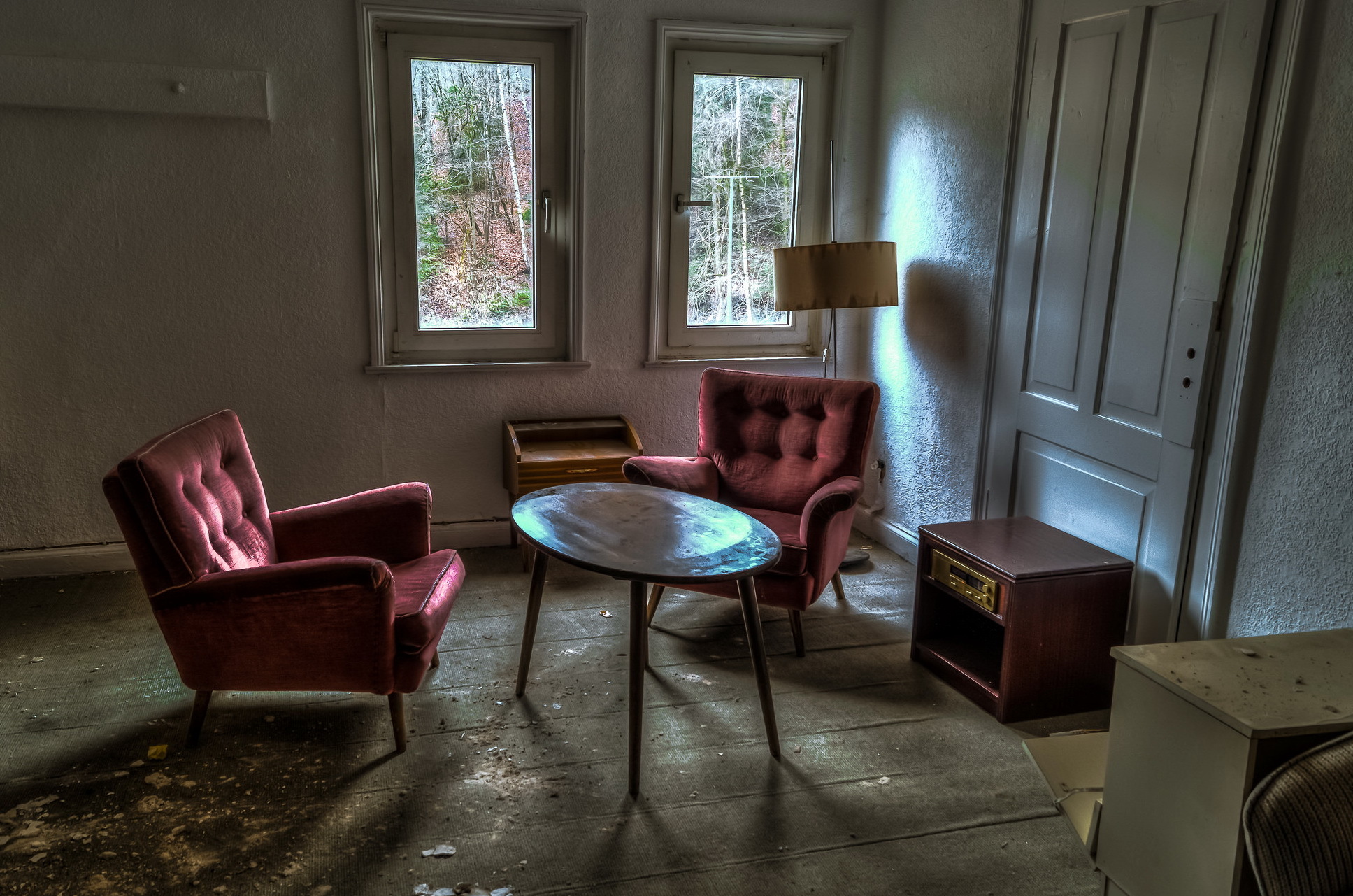 Обои стол, комната, кресло, окно, пыль, заброшенное, table, room, chair, window, dust, abandoned разрешение 1935x1281 Загрузить