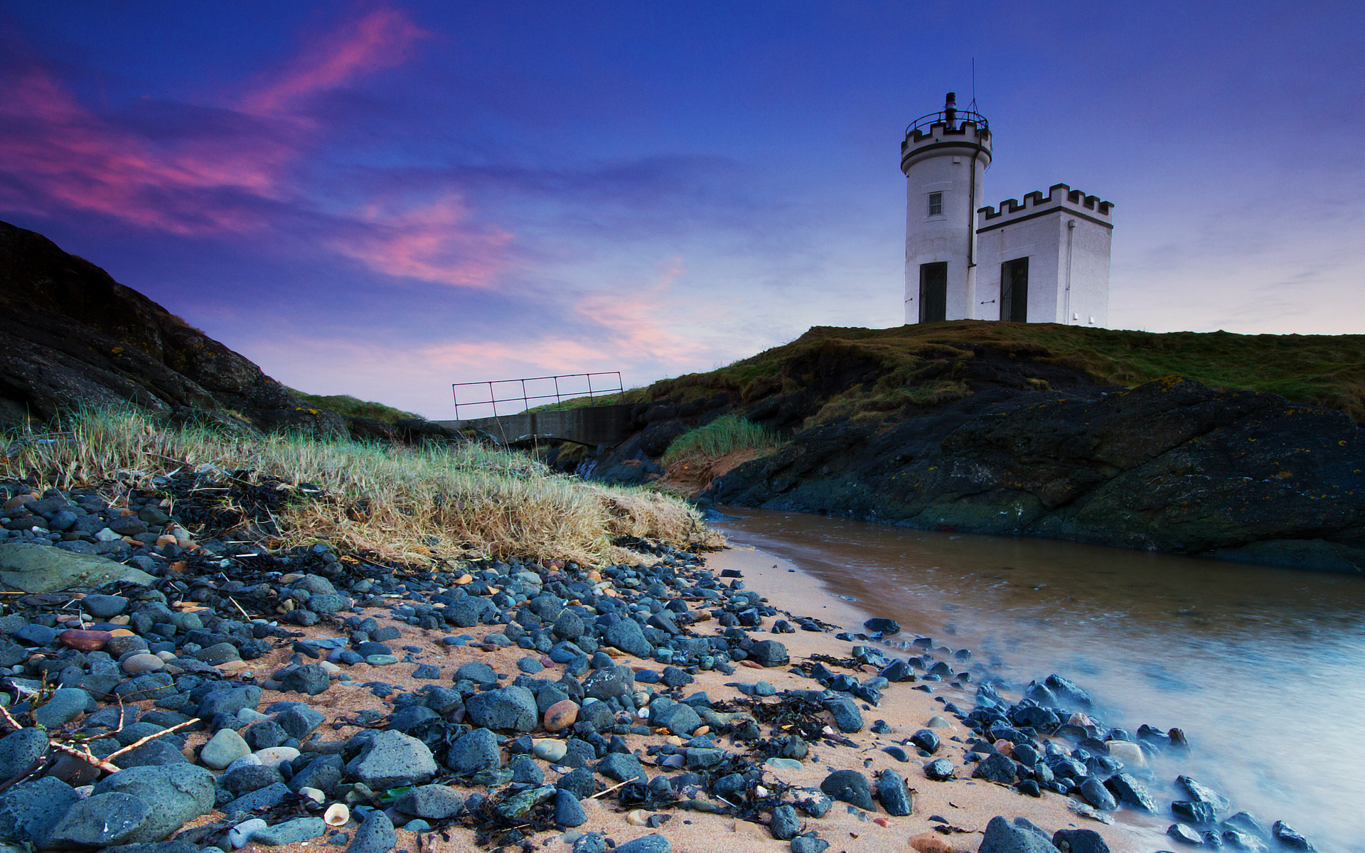 Обои трава, ручей, маяк, великобритания, англия, холм, шотландия, grass, stream, lighthouse, uk, england, hill, scotland разрешение 1920x1200 Загрузить