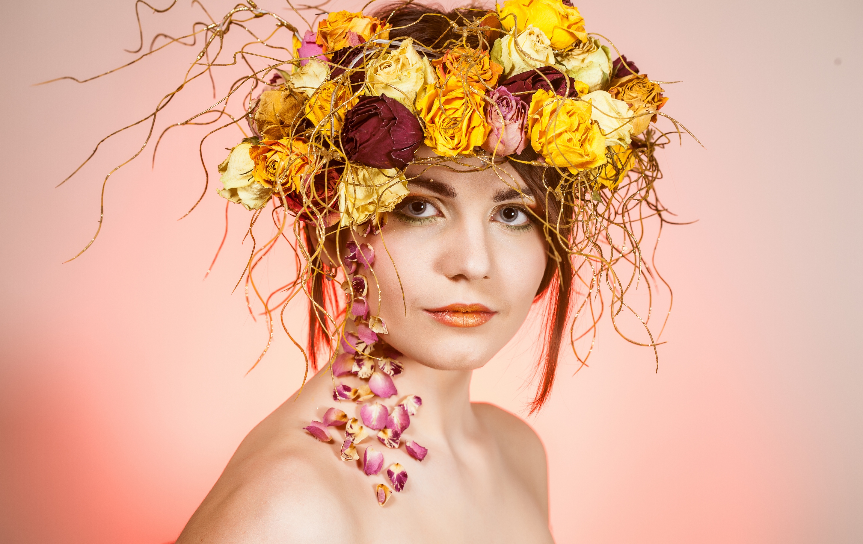 Обои цветы, девушка, лепестки, взгляд, макияж, венок, веточки, flowers, girl, petals, look, makeup, wreath, twigs разрешение 2880x1817 Загрузить