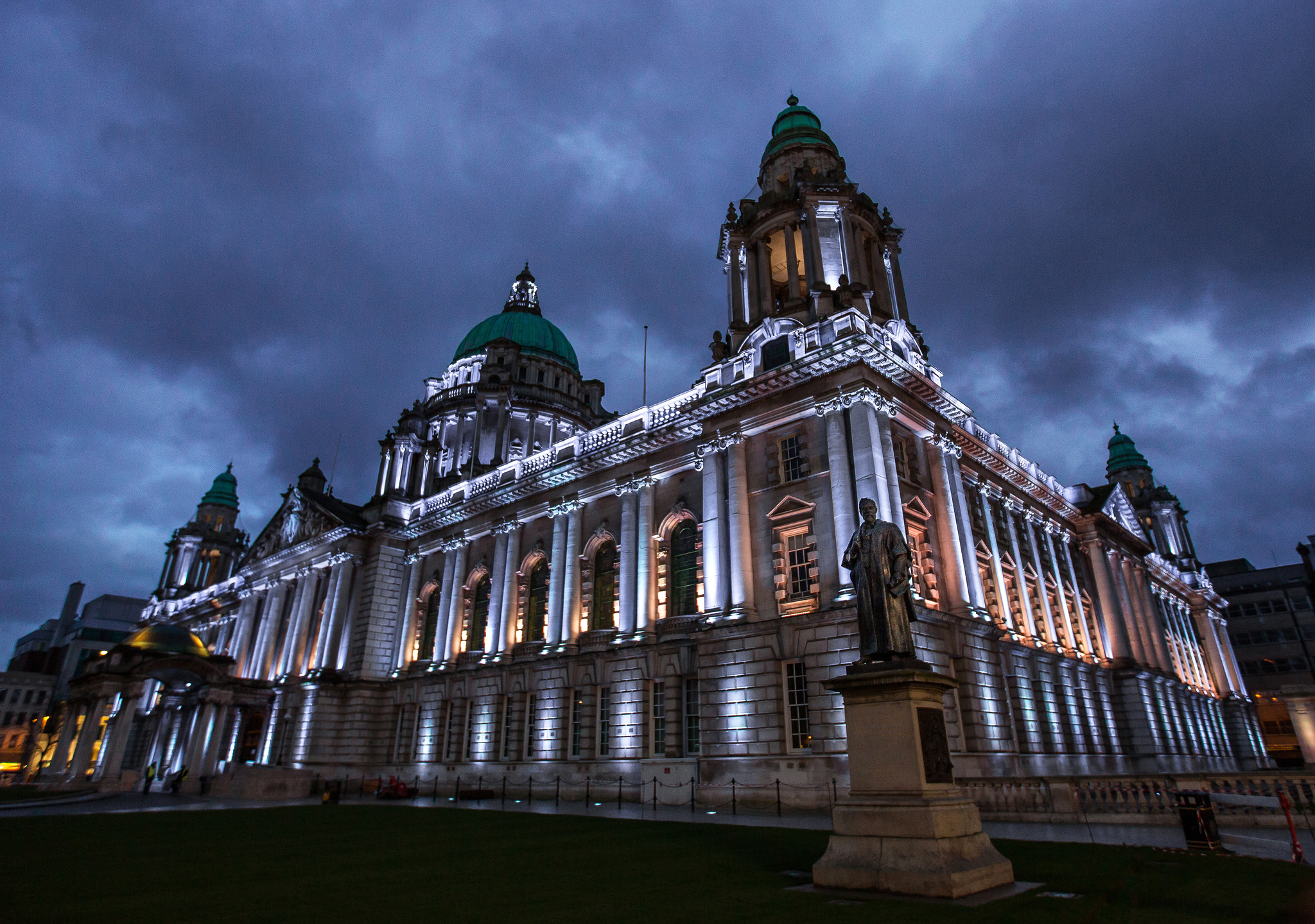 Обои ночь, огни, памятник, city hall, белфаст, северная ирландия, night, lights, monument, belfast, northern ireland разрешение 2048x1440 Загрузить