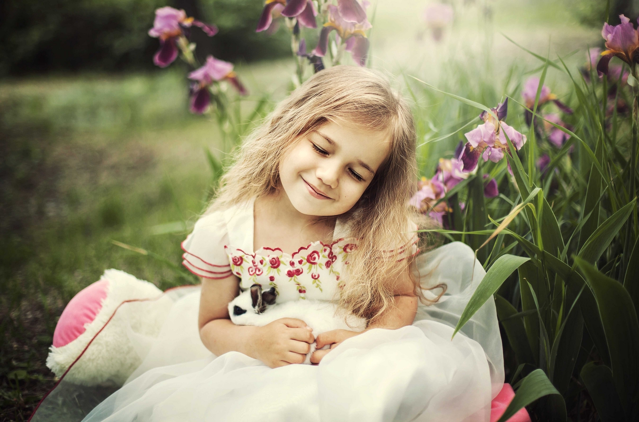 Обои цветы, дети, радость, девочка, ребенок, кролик, счастье, ирис, flowers, children, joy, girl, child, rabbit, happiness, iris разрешение 2048x1353 Загрузить