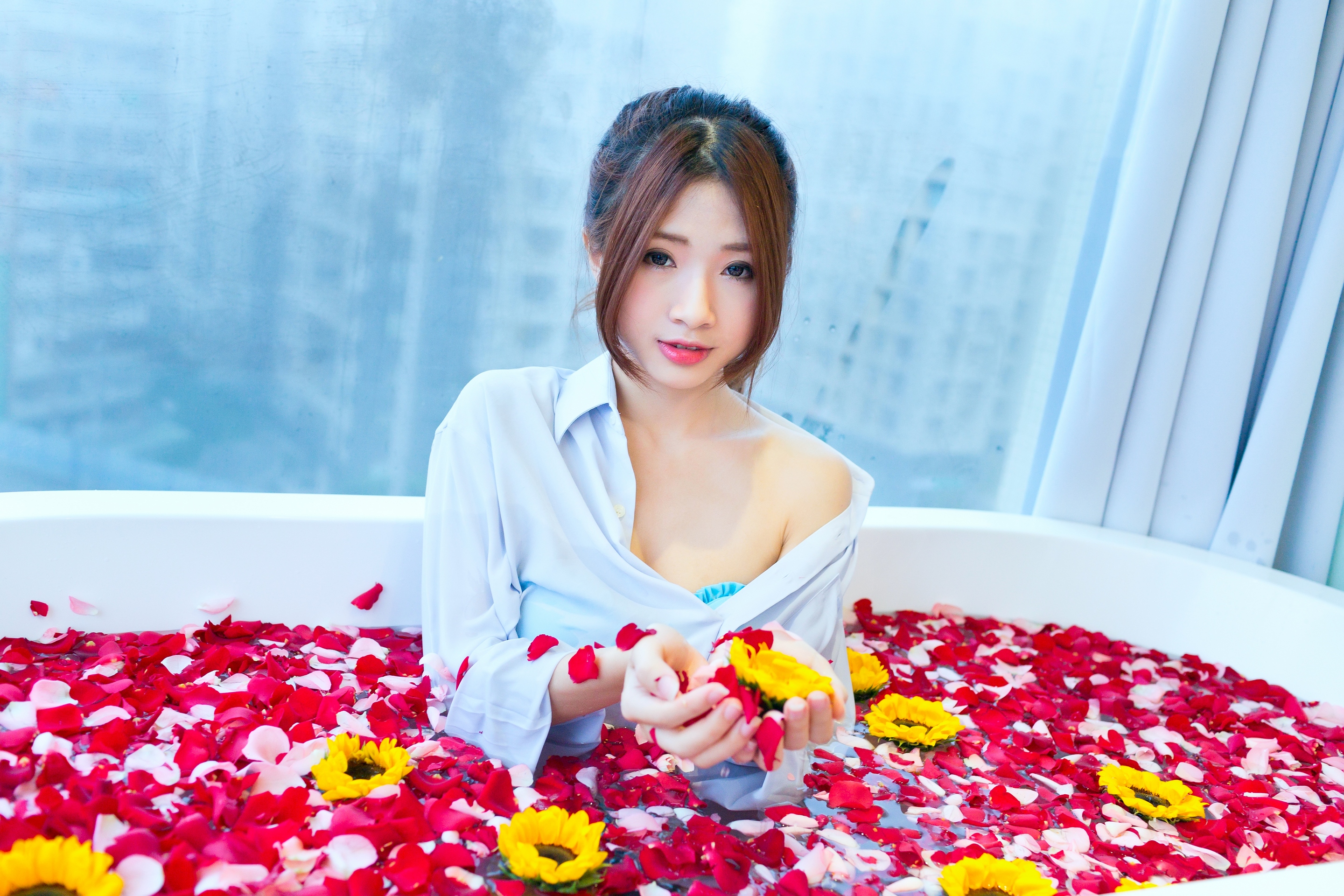 Обои цветы, девушка, настроение, азиатка, азиат, ориентал, flowers, girl, mood, asian, oriental разрешение 2880x1920 Загрузить