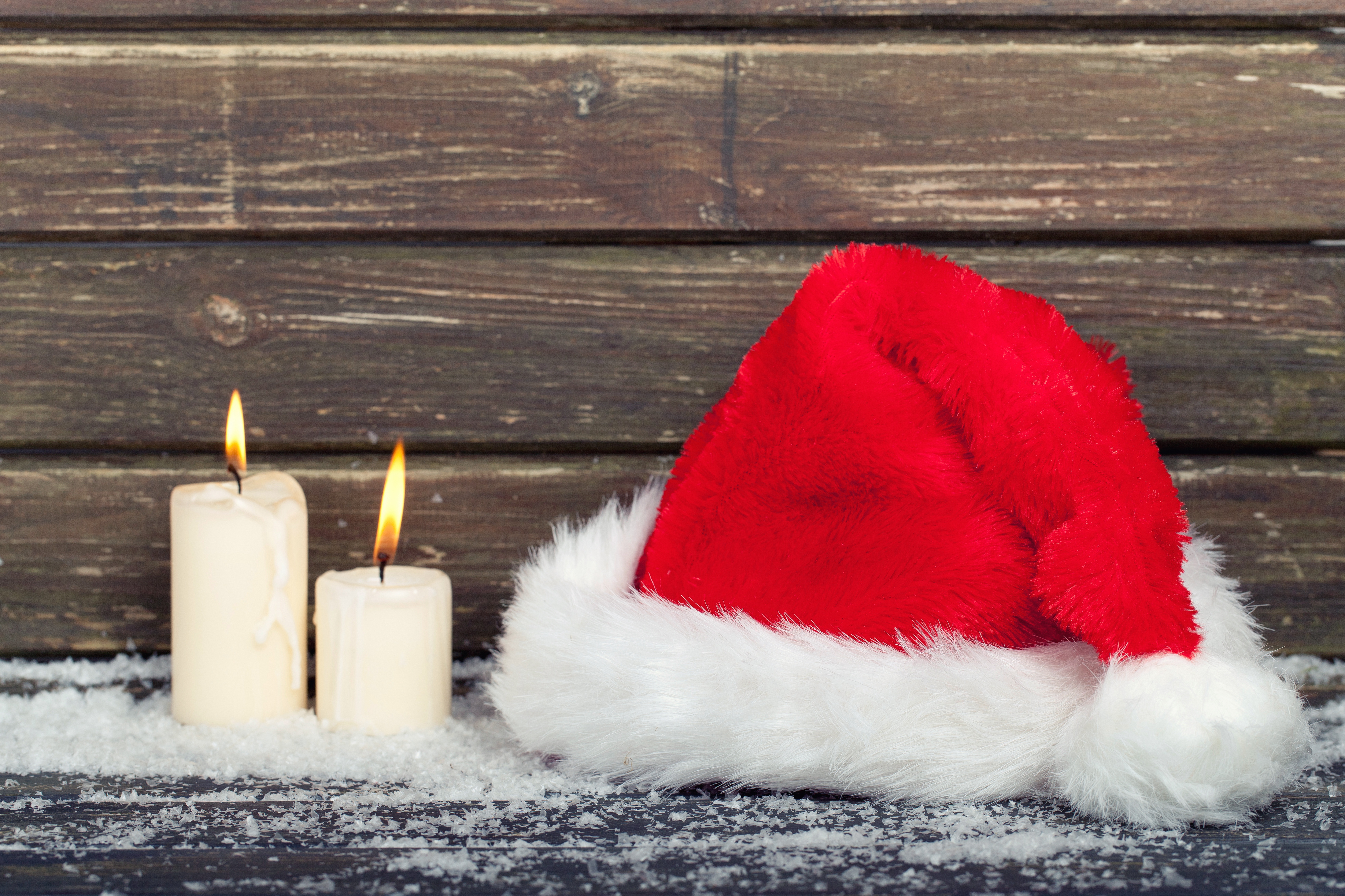 Обои свечи, новый год, рождество, дерева, декорация, santa hat, счастливого рождества, holiday celebration, candles, new year, christmas, wood, decoration, merry christmas разрешение 6361x4241 Загрузить