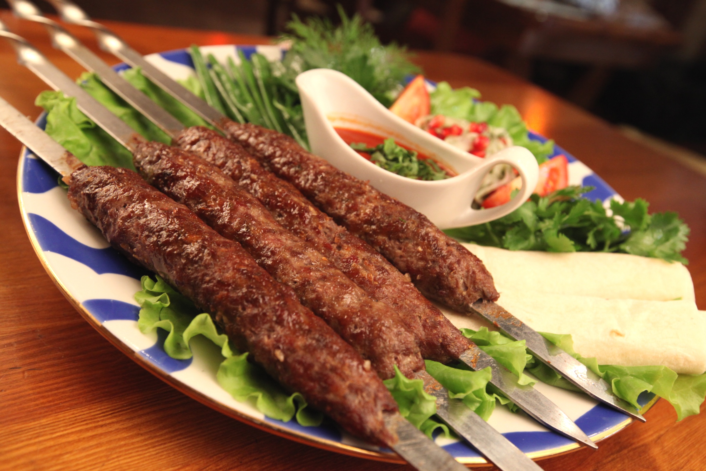 Обои зелень, мясо, соус, люля-кебаб, greens, meat, sauce, kebab разрешение 2400x1600 Загрузить