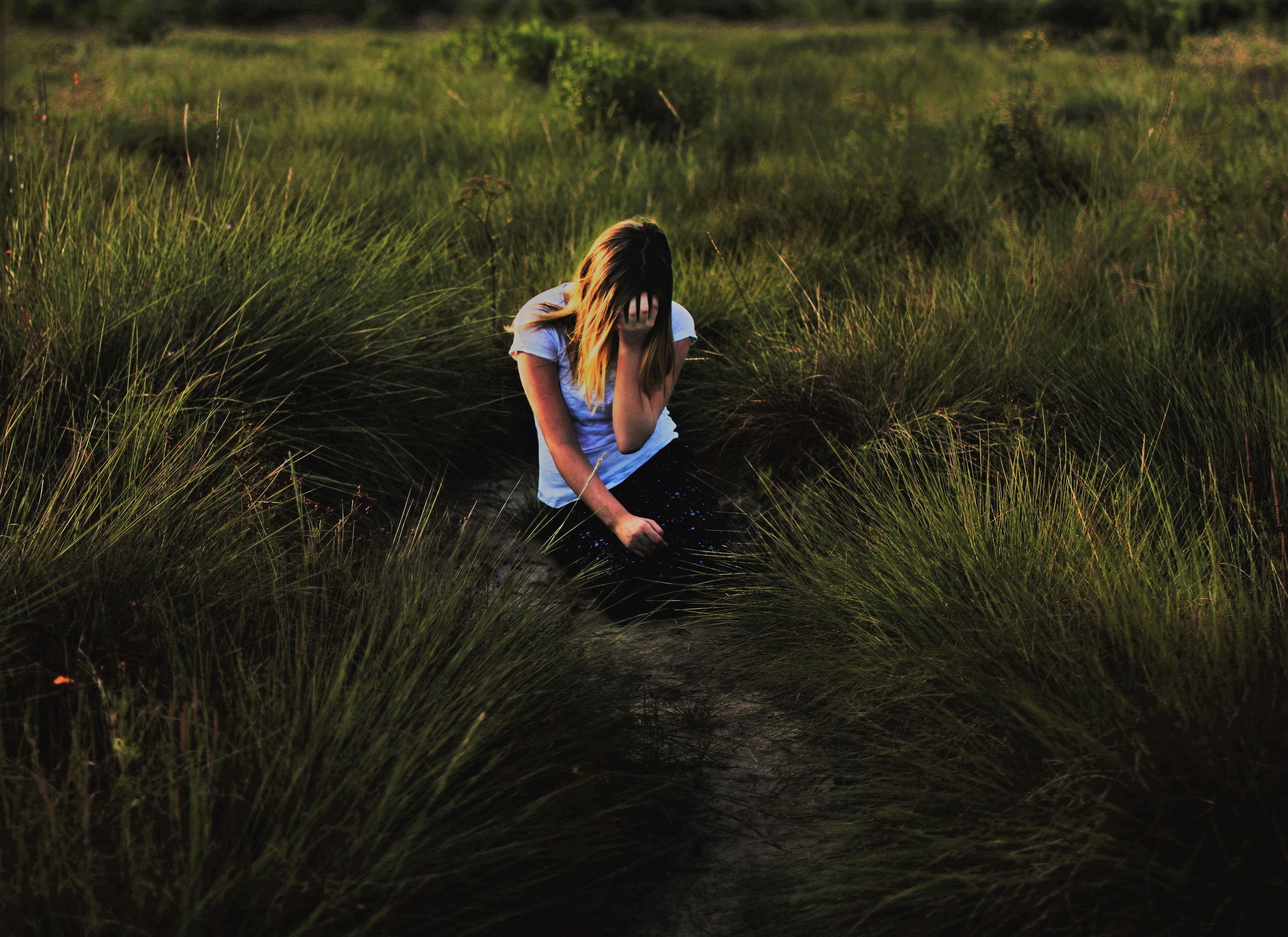 Обои трава, девушка, одиночество, солнечный свет, grass, girl, loneliness, sunlight разрешение 2560x1863 Загрузить