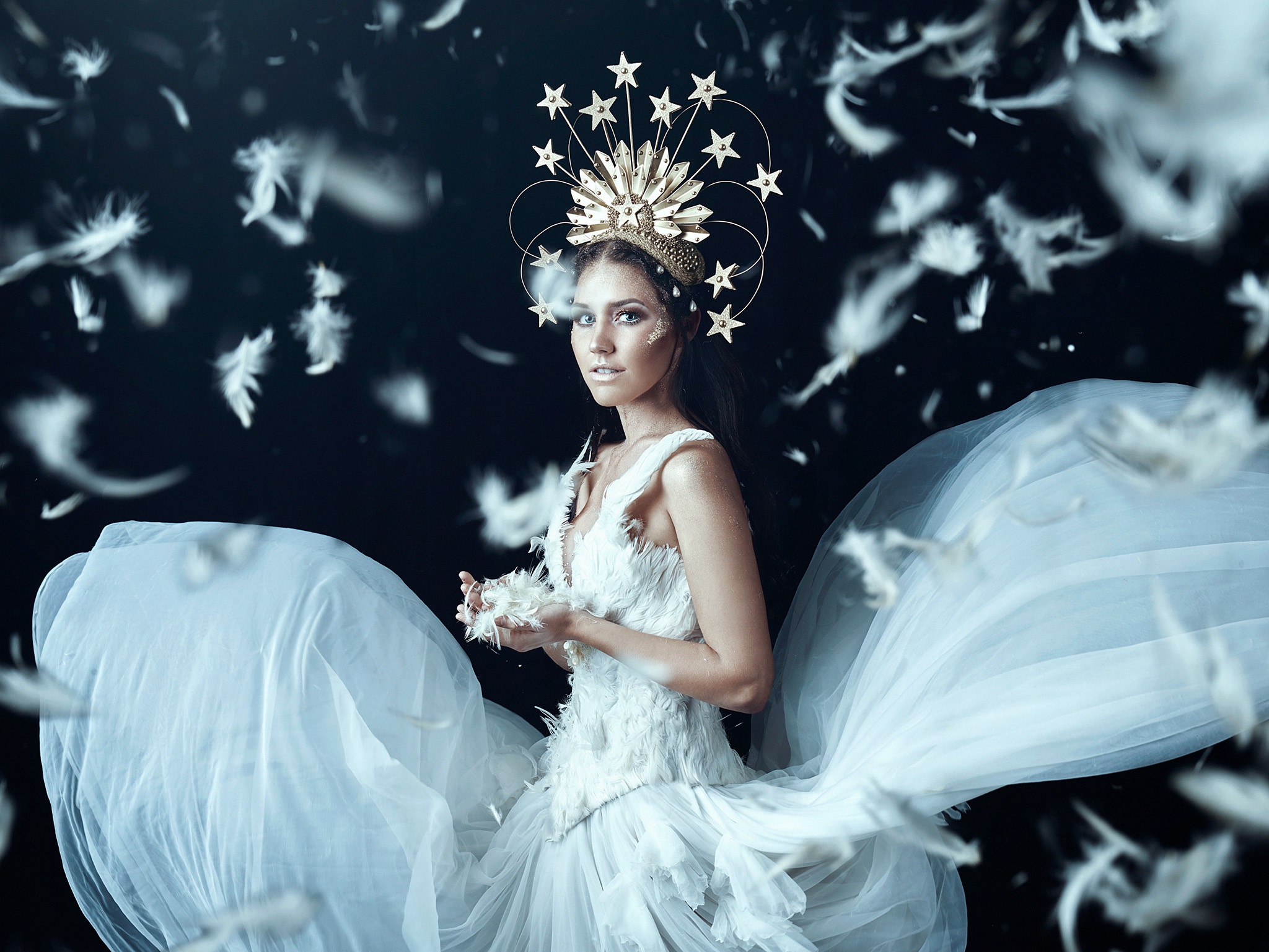 Обои стиль, девушка, платье, перья, пух, корона, bella kotak, odette, jael lloyd, style, girl, dress, feathers, fluff, crown разрешение 2048x1537 Загрузить