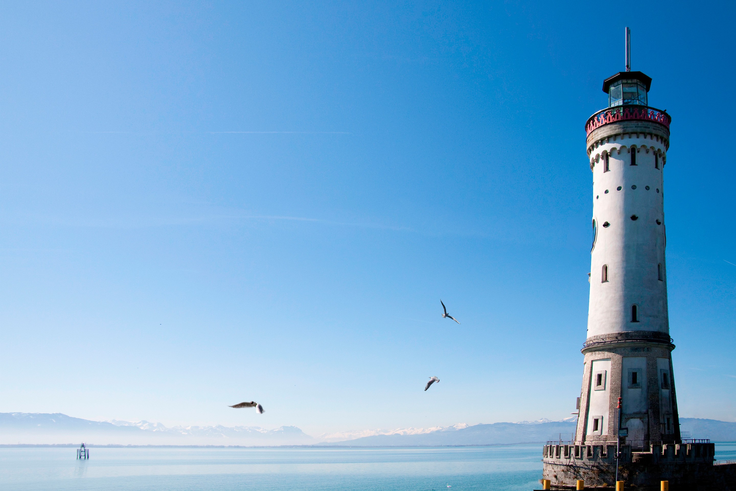 Обои небо, море, маяк, птицы, the sky, sea, lighthouse, birds разрешение 2880x1920 Загрузить