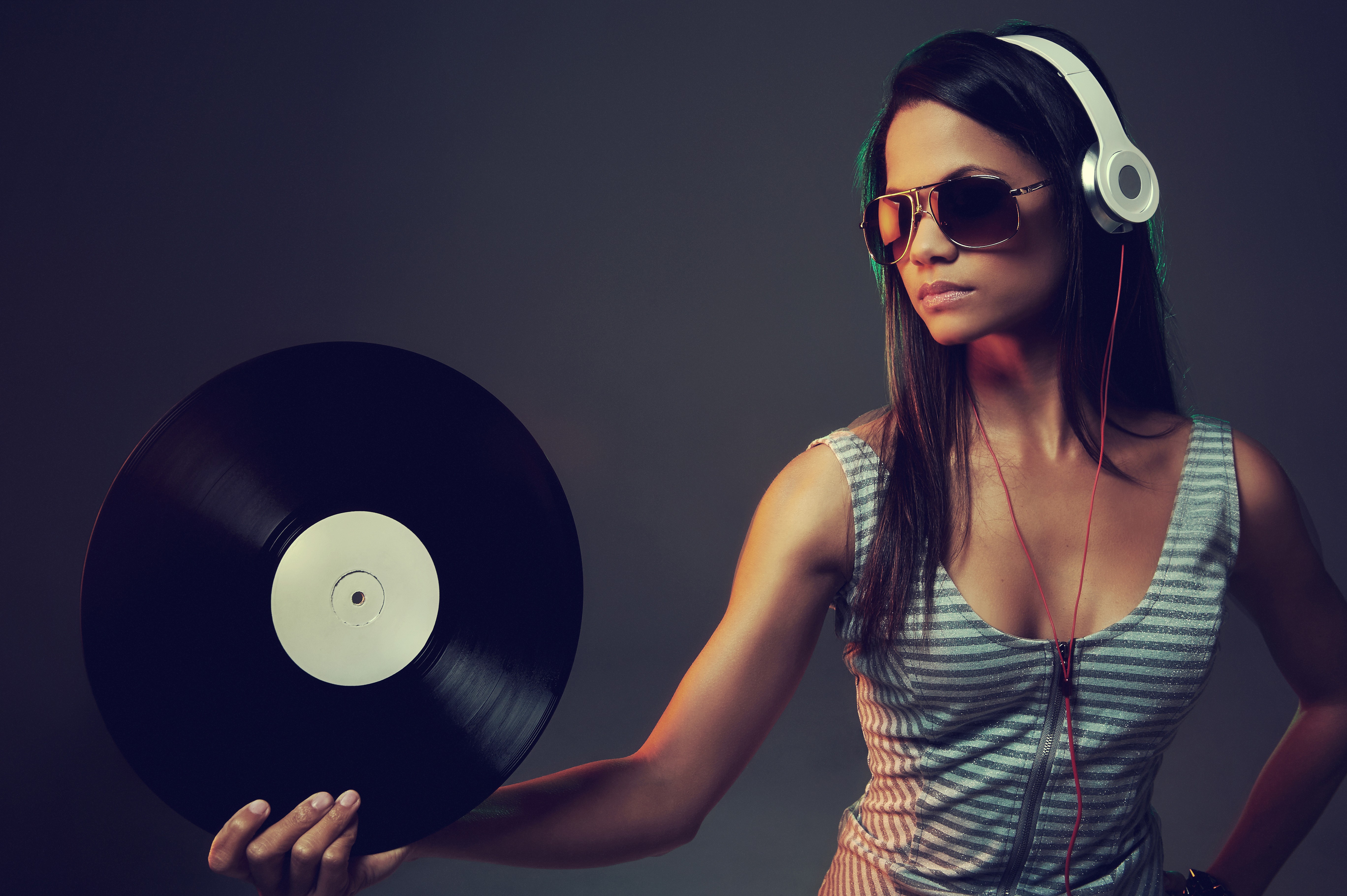 Обои девушка, музыка, очки, наушники, модель, диджей, винил, girl, music, glasses, headphones, model, dj, vinyl разрешение 5472x3641 Загрузить