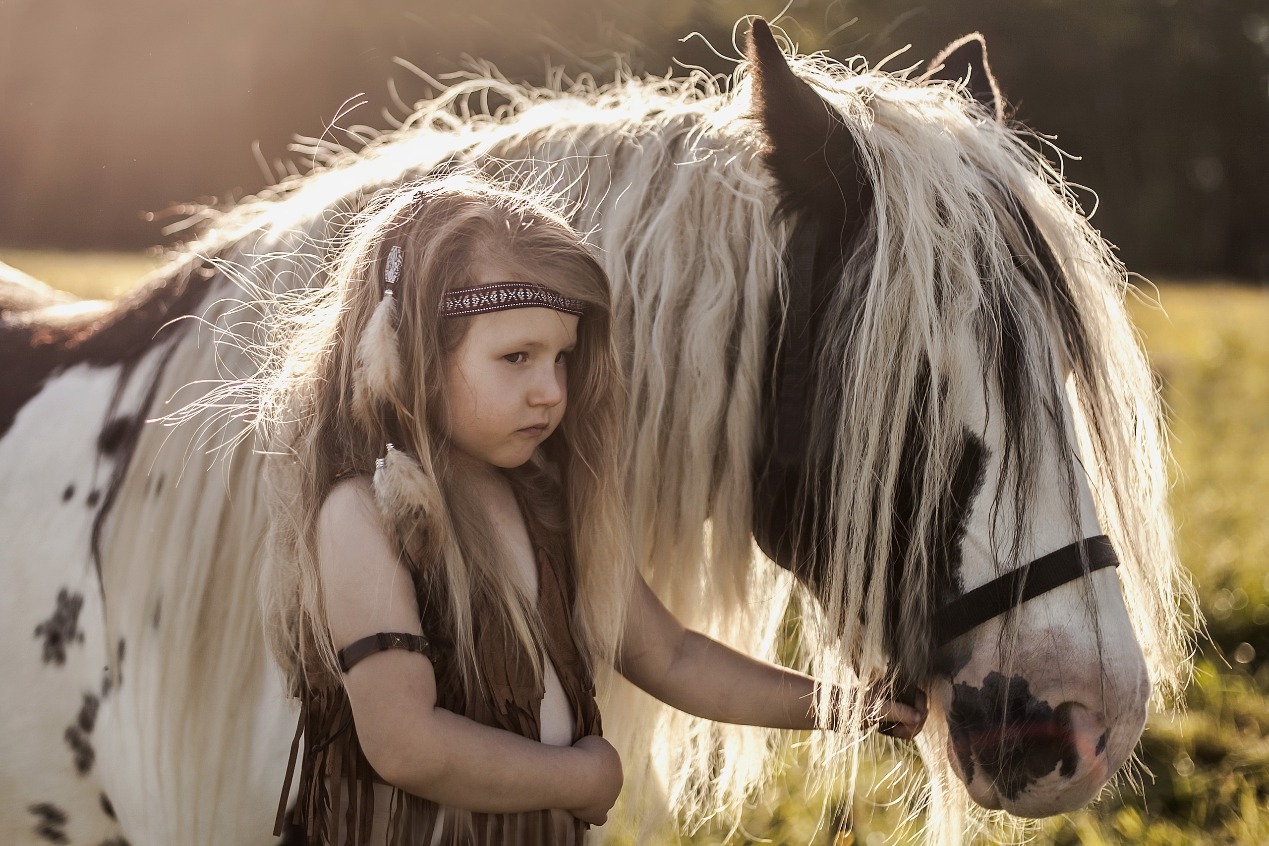 Обои фон, взгляд, девочка, волосы, пони, грива, лошадка, background, look, girl, hair, pony, mane, horse разрешение 2560x1707 Загрузить
