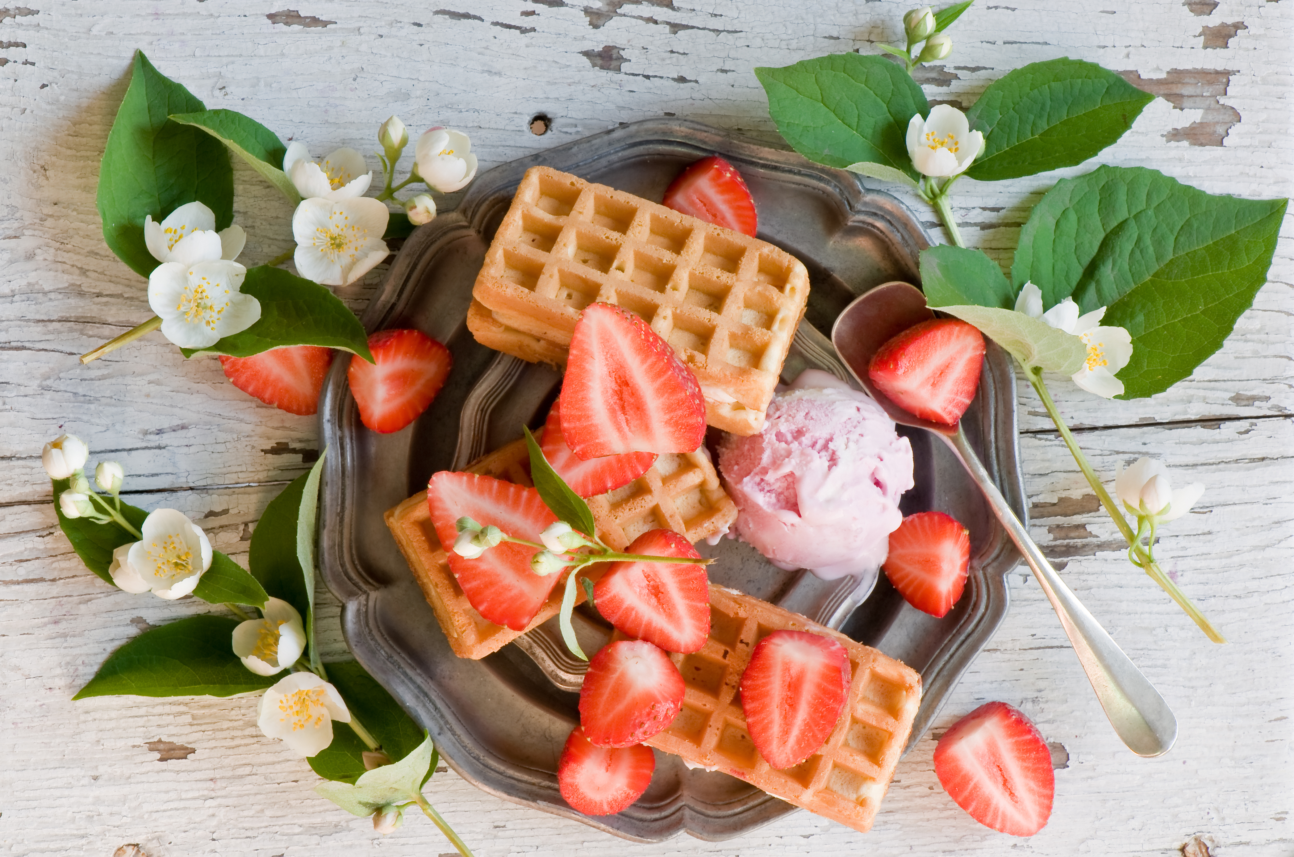 Обои мороженое, клубника, ягоды, вафли, жасмин, ice cream, strawberry, berries, waffles, jasmine разрешение 4192x2776 Загрузить