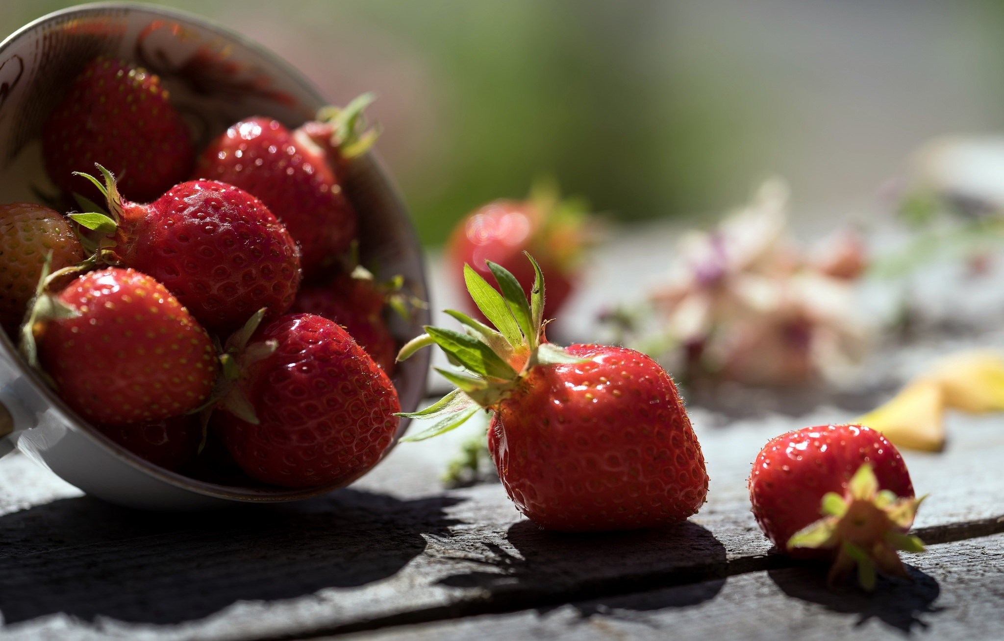 Обои клубника, тень, ягоды, деревянная поверхность, strawberry, shadow, berries, wooden surface разрешение 2048x1309 Загрузить