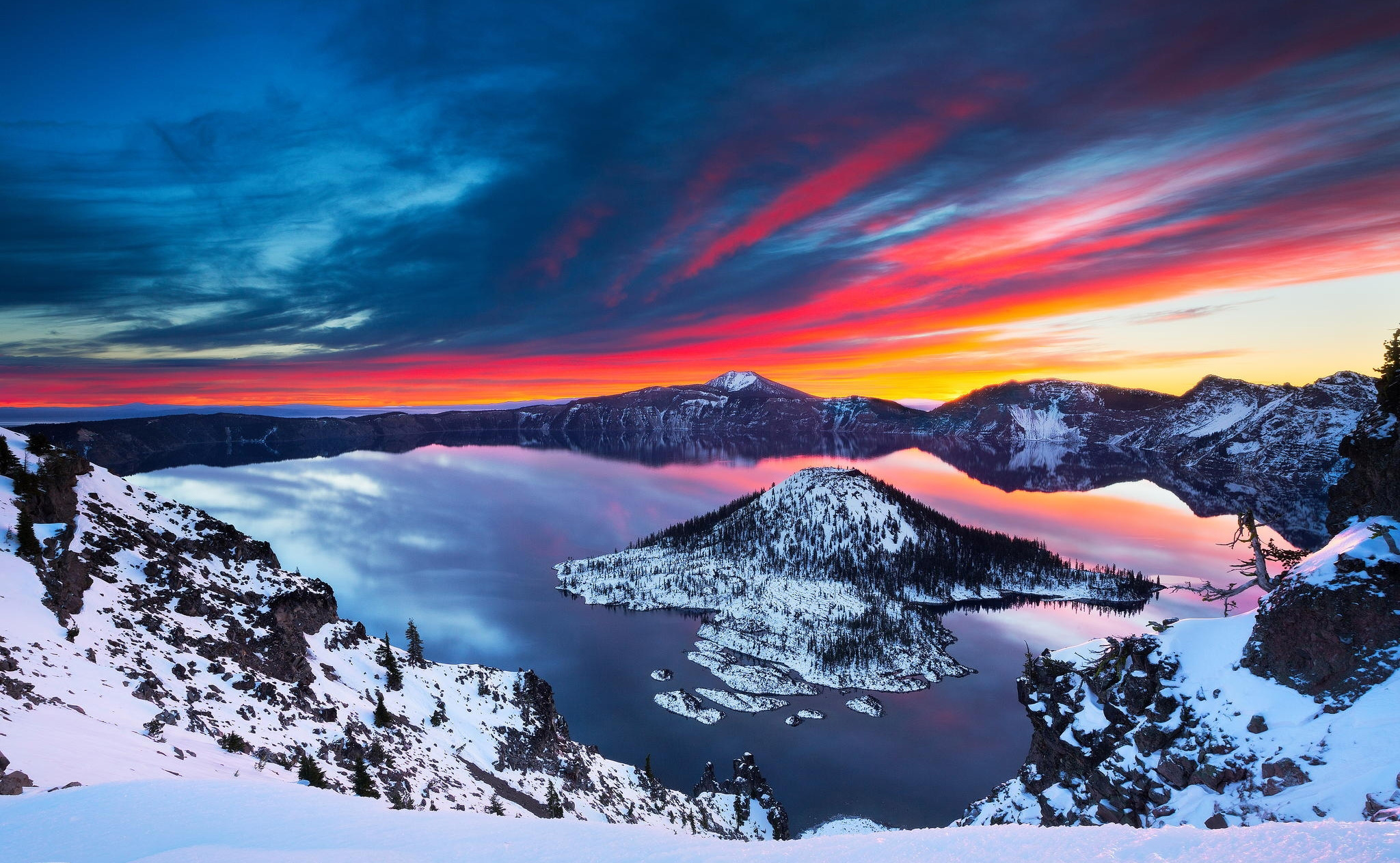 Обои облака, озеро, горы, восход, снег, зима, пейзаж, crater lake national park, кратерное озеро, crater lake, clouds, lake, mountains, sunrise, snow, winter, landscape разрешение 2048x1263 Загрузить