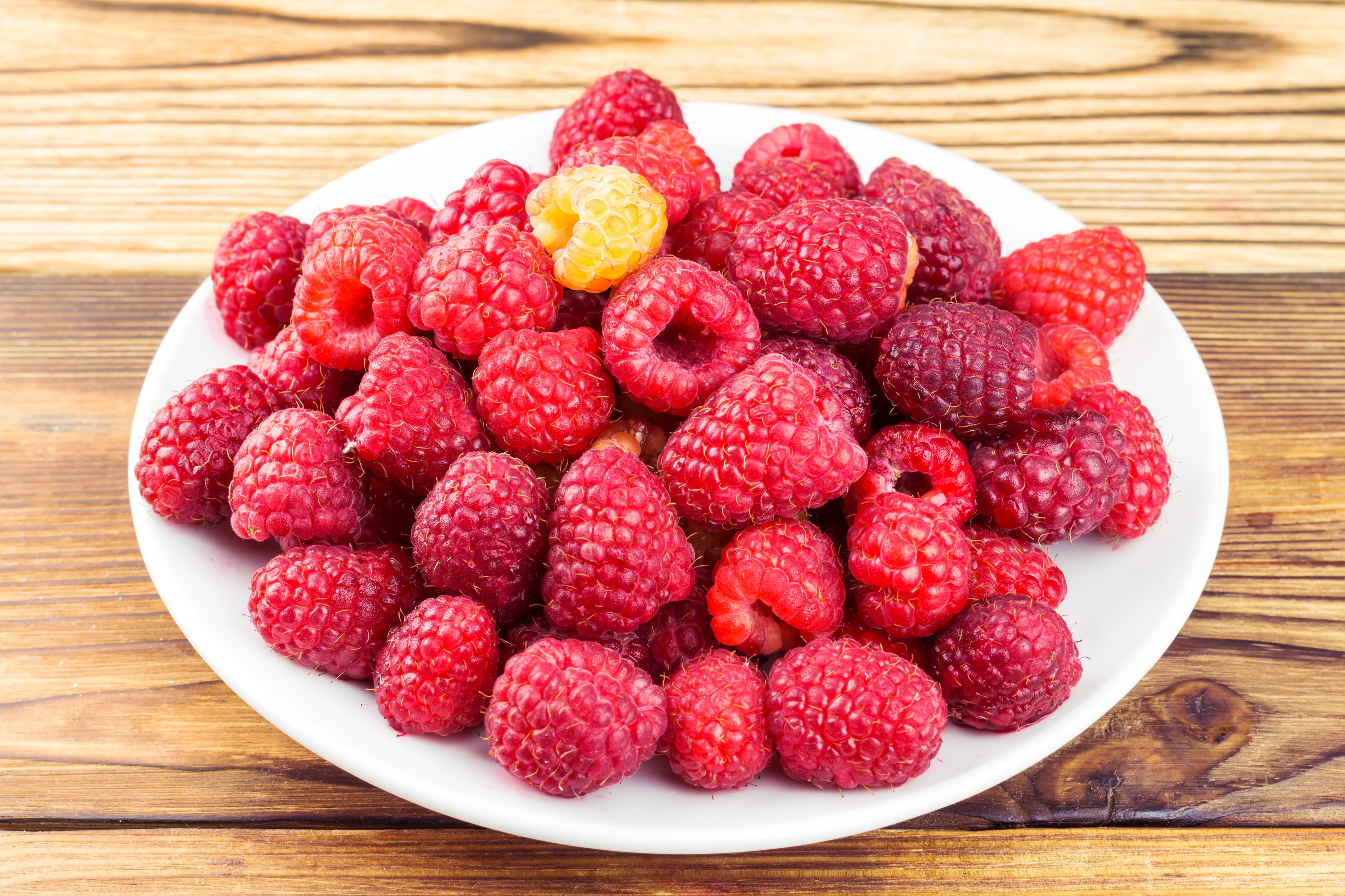 Обои малина, ягоды, тарелка, деревянная поверхность, raspberry, berries, plate, wooden surface разрешение 5184x3456 Загрузить