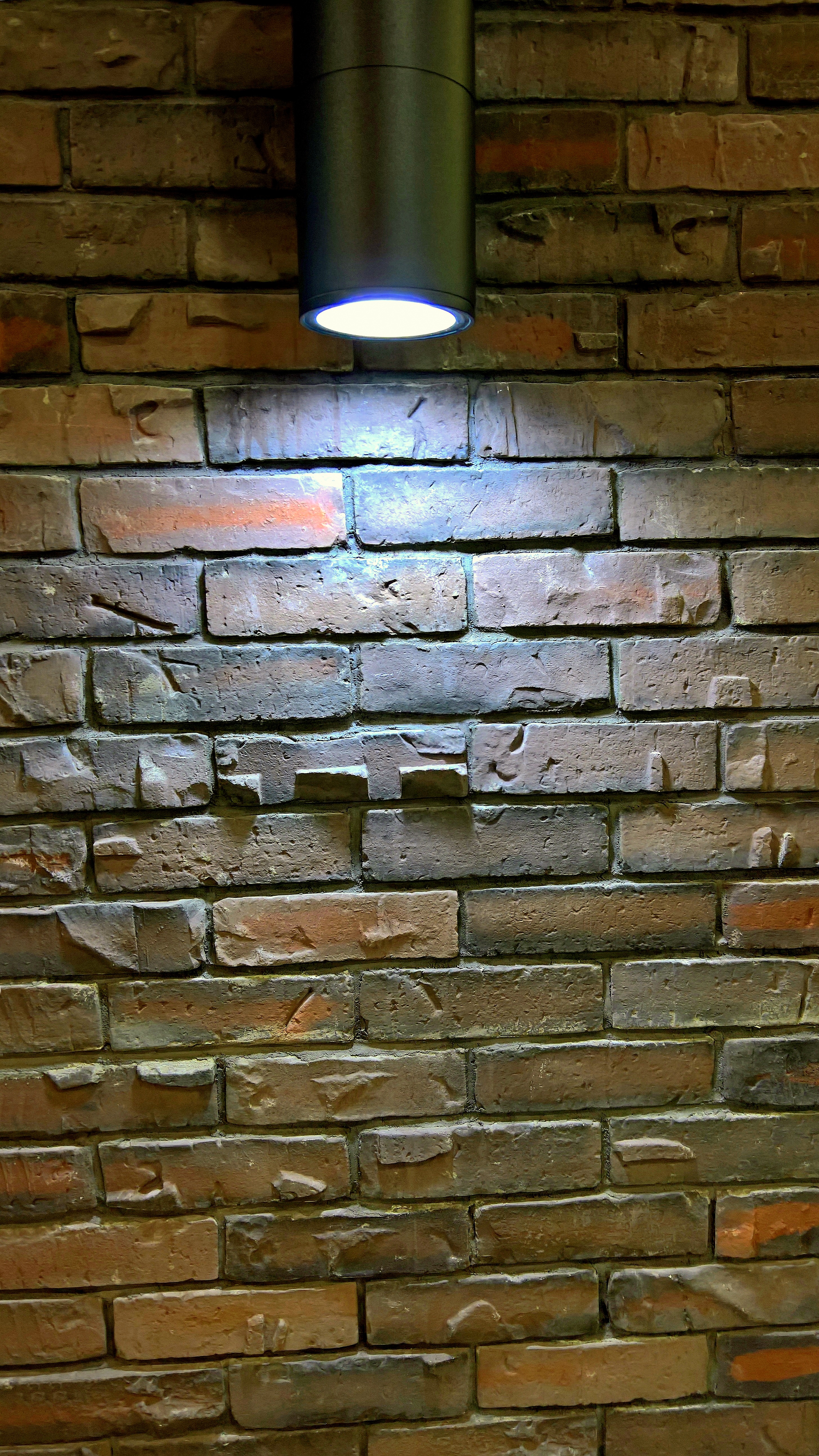Обои свет, стена, лампа, подсветка, кирпич, светильник, кирпичная кладка, light, wall, lamp, backlight, brick, brickwork разрешение 2913x5175 Загрузить