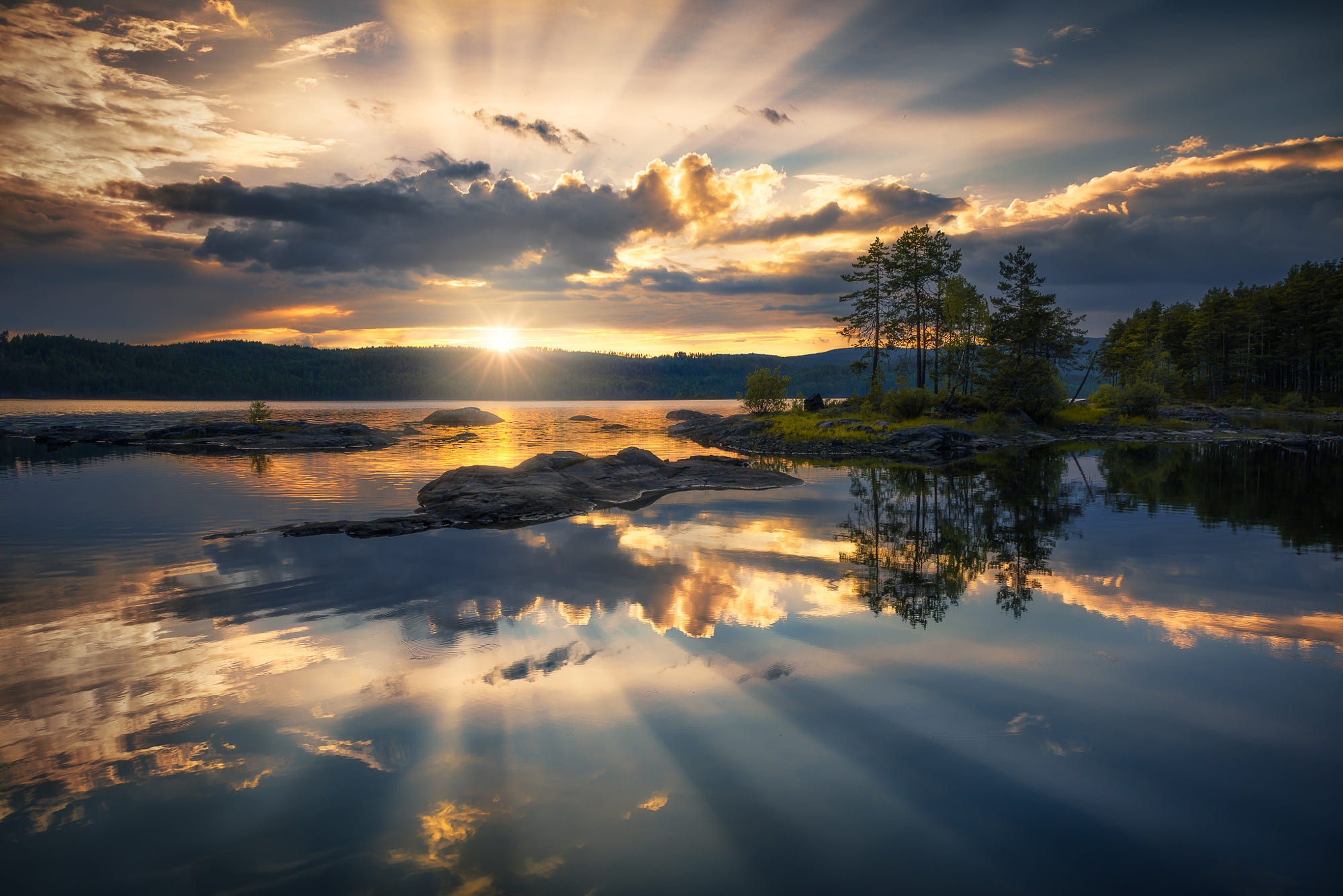 Обои небо, облака, деревья, озеро, закат, отражение, горизонт, the sky, clouds, trees, lake, sunset, reflection, horizon разрешение 2000x1335 Загрузить