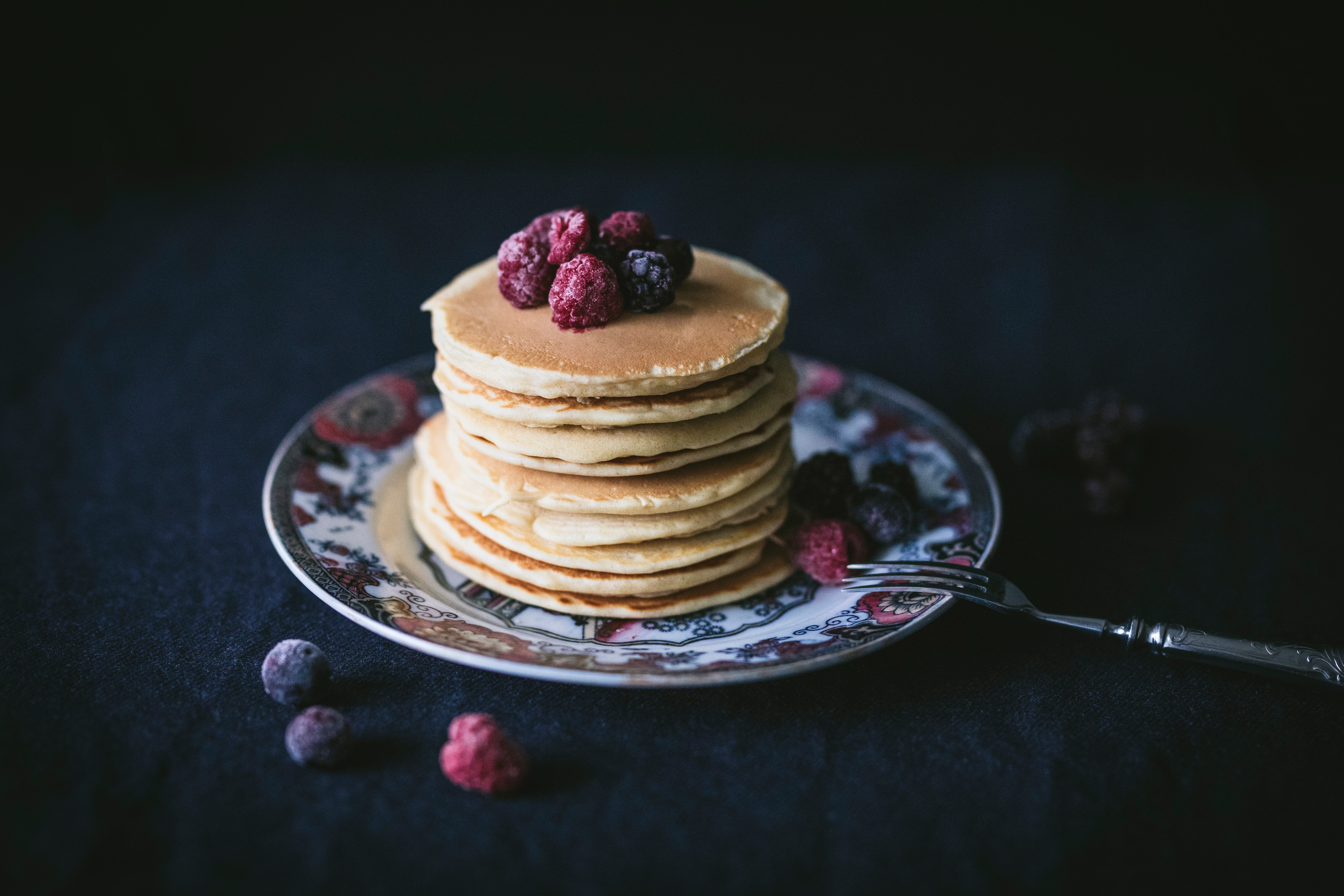 Обои малина, ягоды, черника, завтрак, выпечка, оладьи, raspberry, berries, blueberries, breakfast, cakes, pancakes разрешение 6720x4480 Загрузить