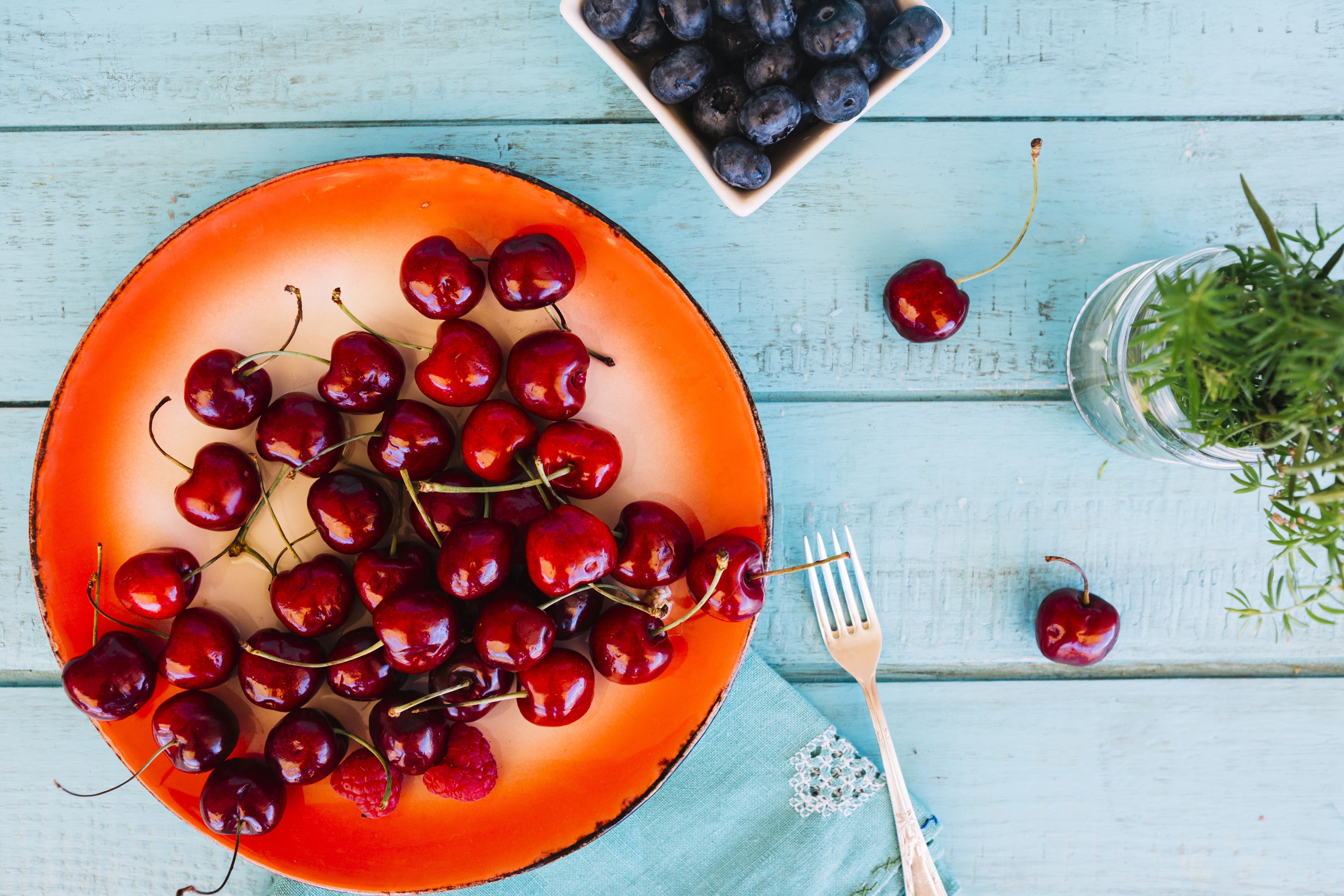 Обои ягоды, вишня, черника, тарелка, berries, cherry, blueberries, plate разрешение 5242x3495 Загрузить