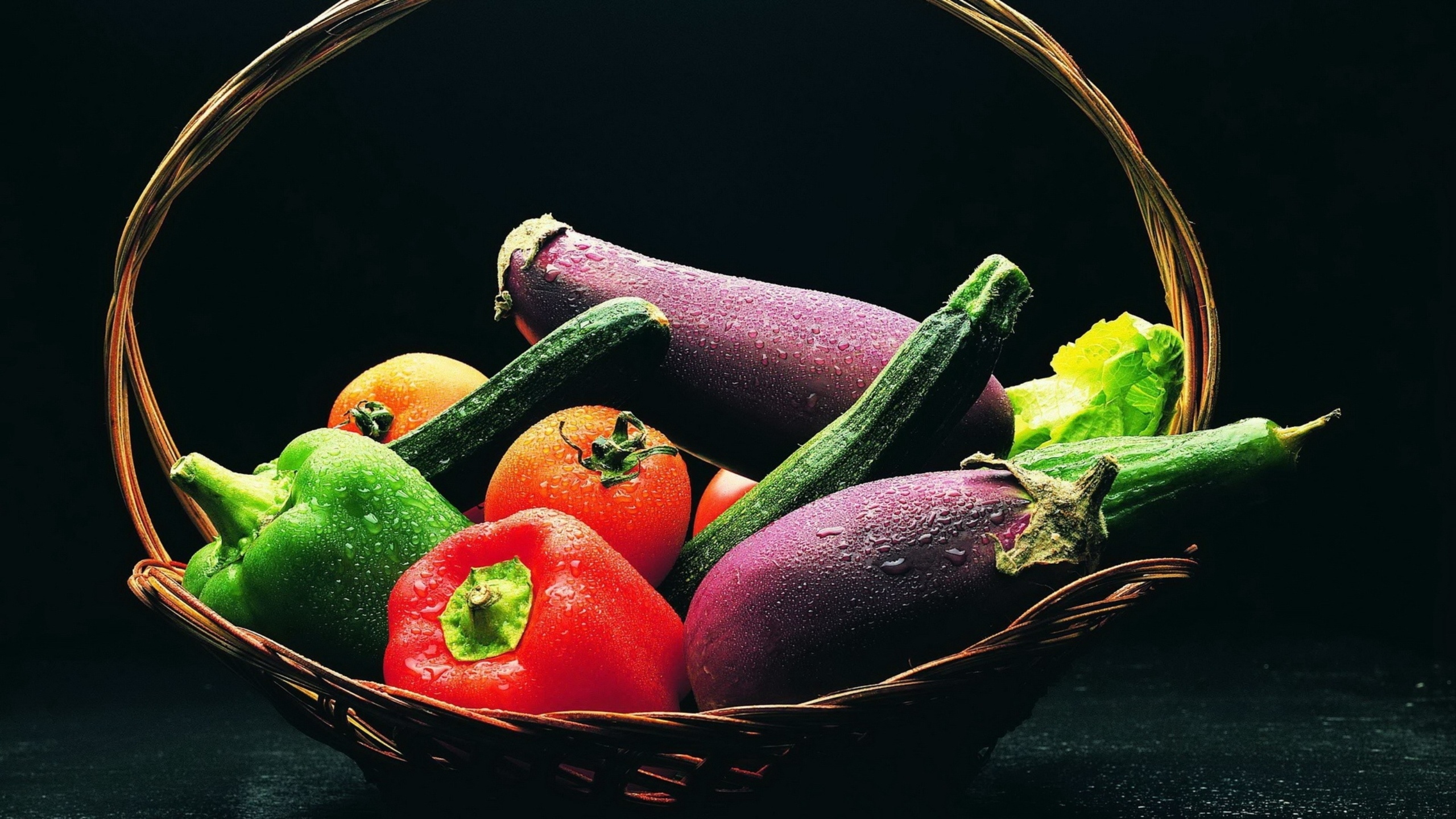 Обои корзина, баклажаны, перцы, basket, eggplant, peppers разрешение 2560x1440 Загрузить