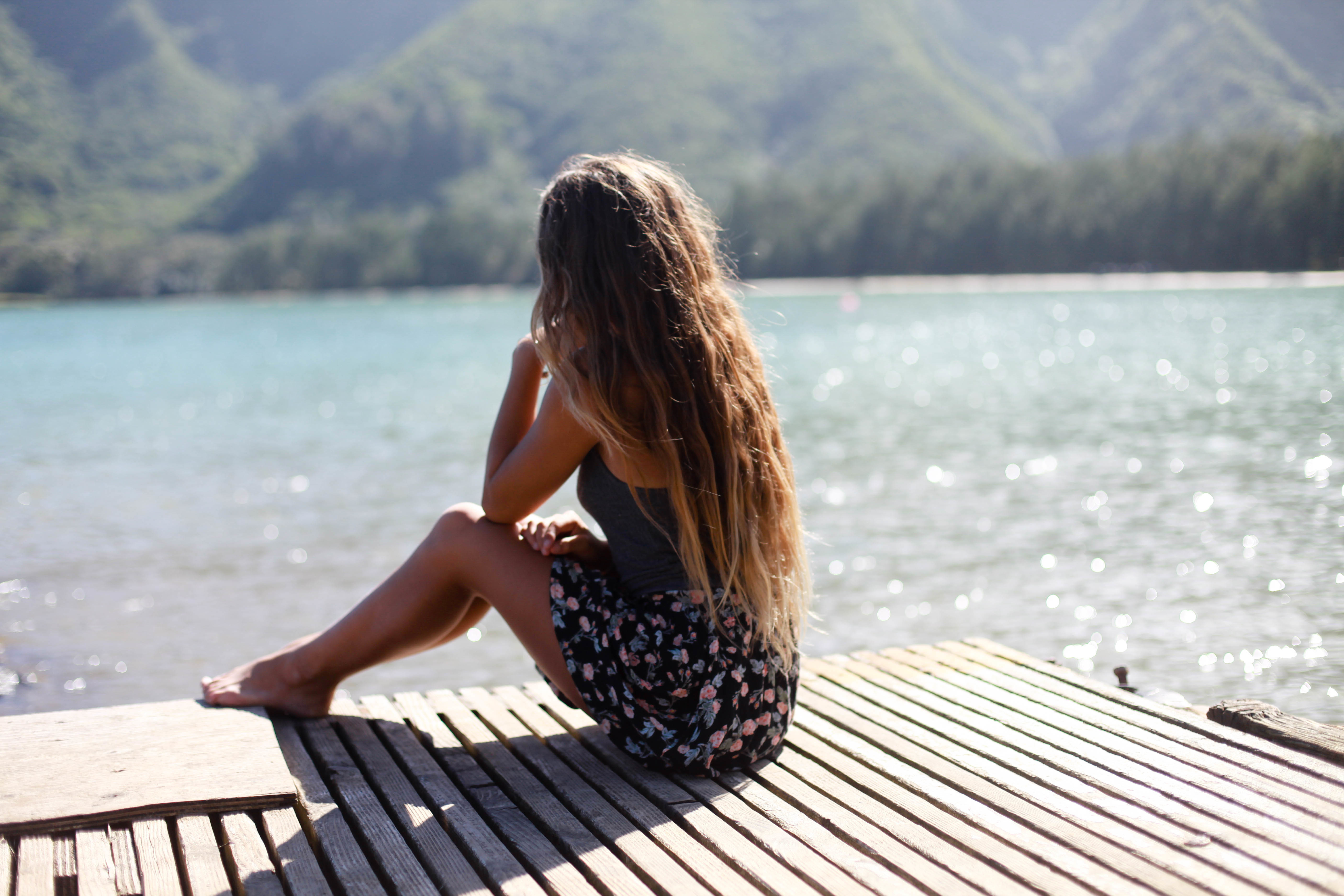 Обои озеро, девушка, лето, сидит, волосы, lake, girl, summer, sitting, hair разрешение 5616x3744 Загрузить