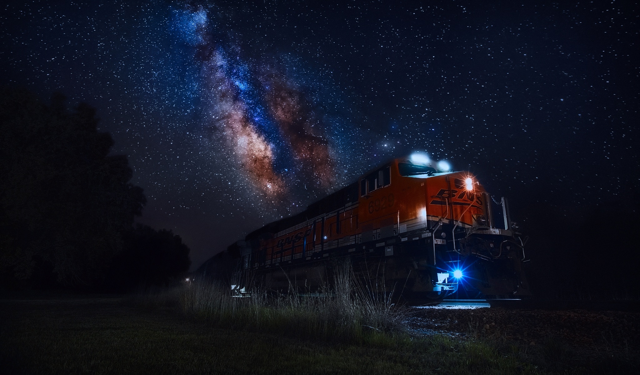 Обои небо, свет, ночь, огни, звезды, поезд, млечный путь, the sky, light, night, lights, stars, train, the milky way разрешение 2048x1200 Загрузить