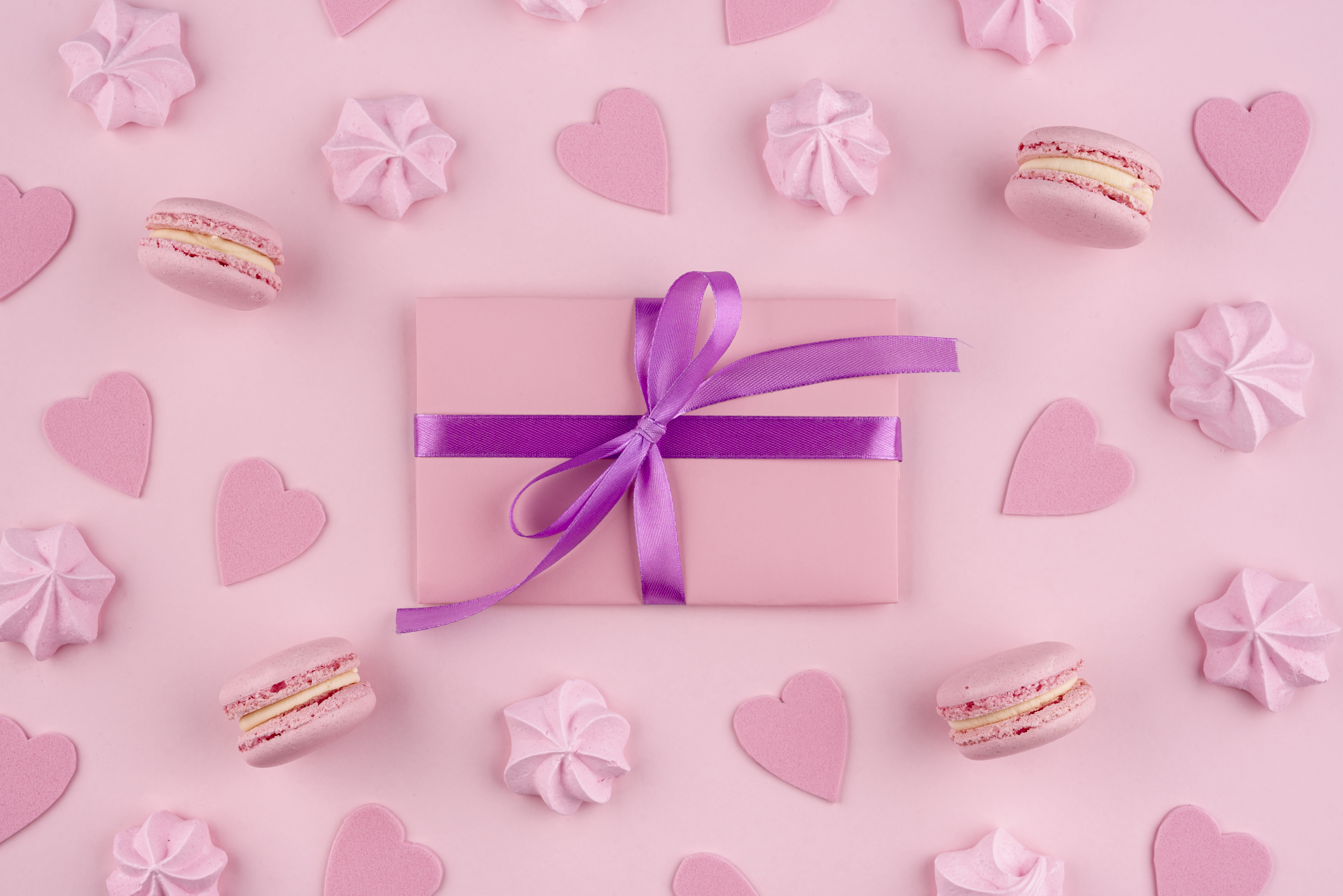 Обои фон, розовый, подарок, печенье, безе, macarons, меренги, background, pink, gift, cookies, meringue разрешение 5804x3874 Загрузить