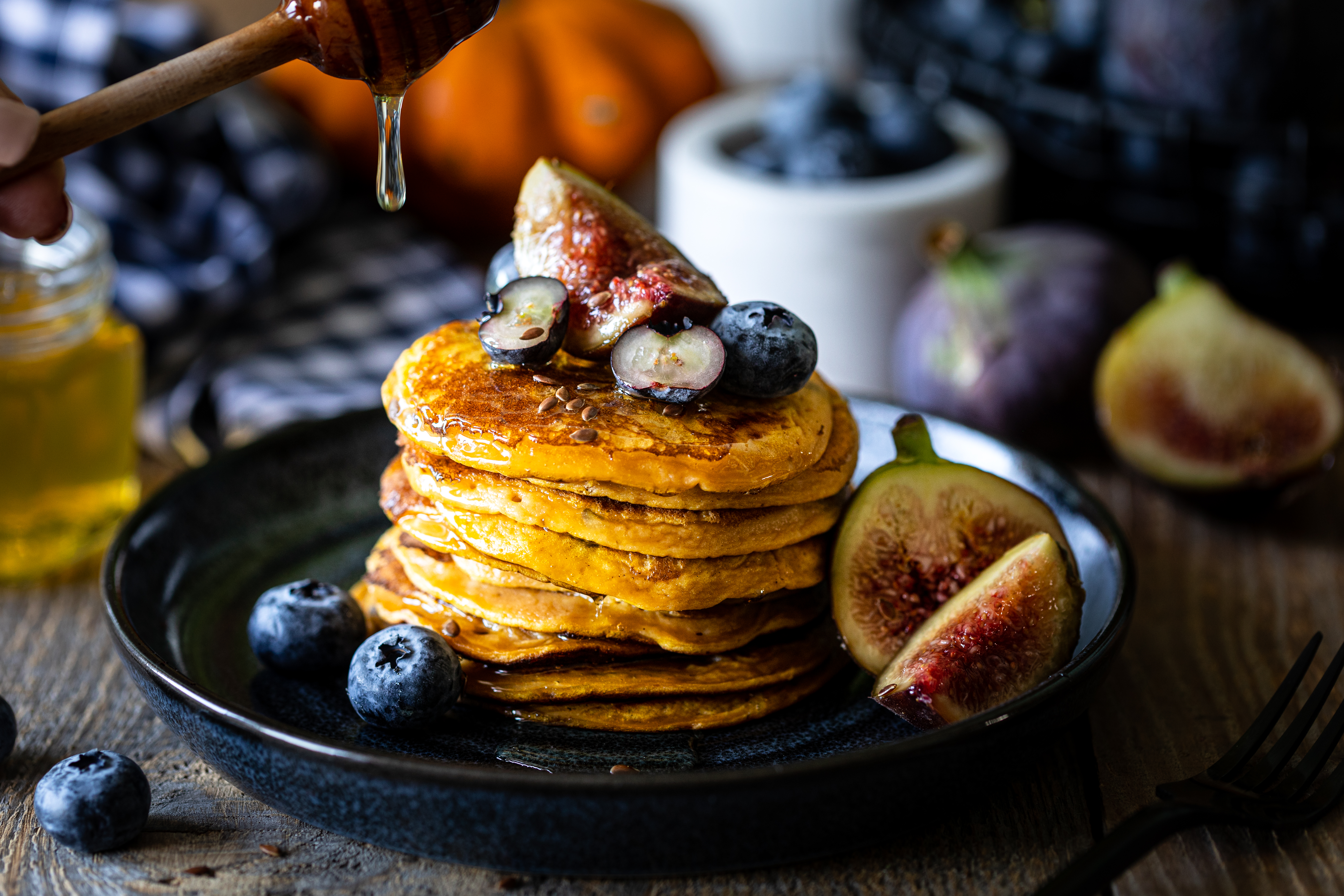 Обои ягоды, черника, завтрак, мед, блинчики, оладьи, инжир, berries, blueberries, breakfast, honey, pancakes, figs разрешение 5939x3959 Загрузить