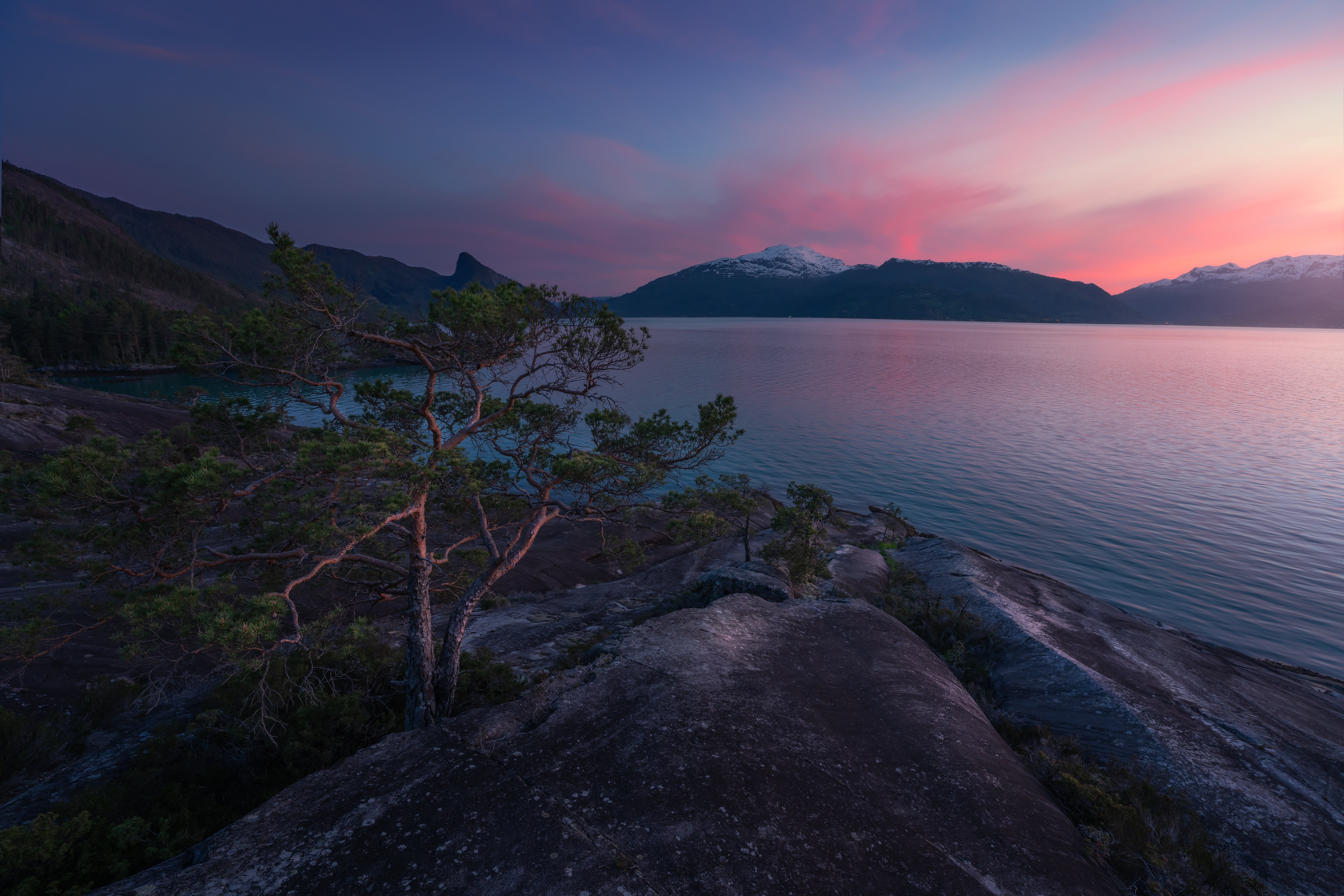 Обои горы, закат, сосны, норвегия, фьорд, mountains, sunset, pine, norway, the fjord разрешение 6144x4098 Загрузить