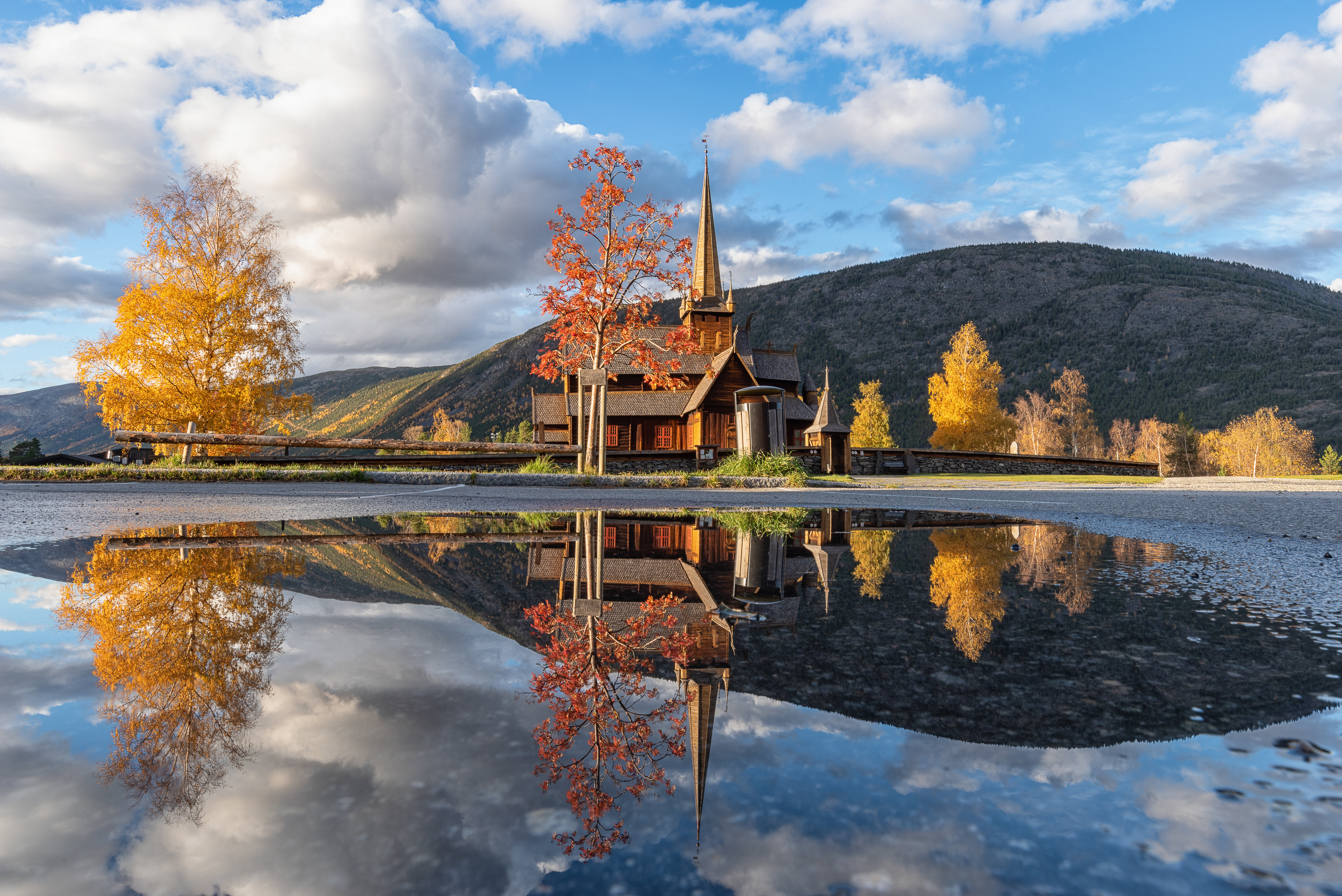 Обои облака, горы, природа, отражение, осень, церковь, норвегия, vestlandet, clouds, mountains, nature, reflection, autumn, church, norway разрешение 5120x3417 Загрузить