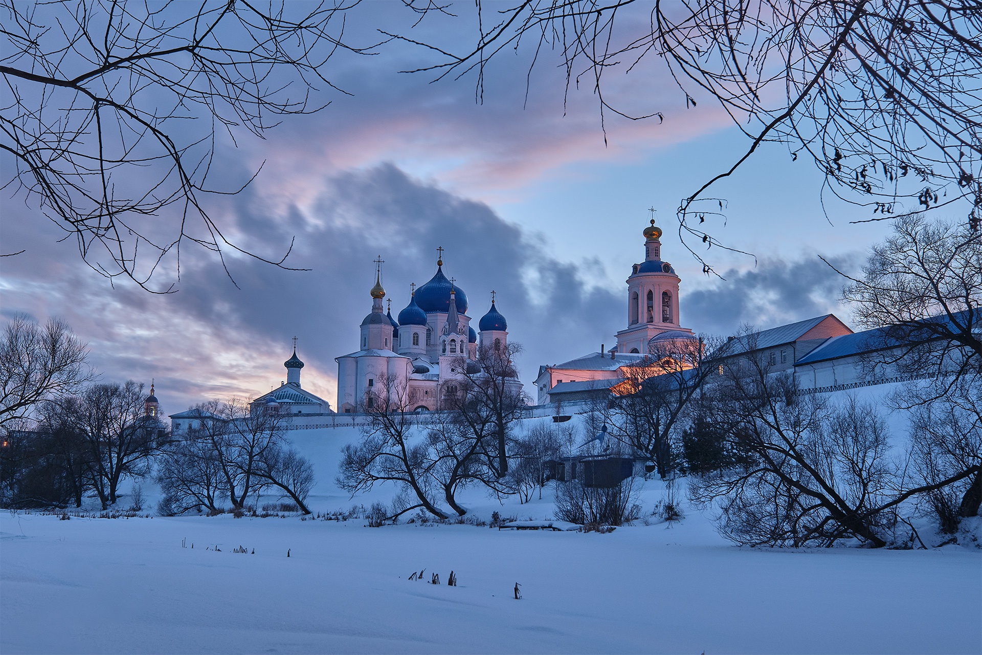 Обои деревья, купола, снег, село боголюбово, природа, храм, зима, пейзаж, ветки, кусты, trees, dome, snow, nature, temple, winter, landscape, branches, the bushes разрешение 1920x1280 Загрузить