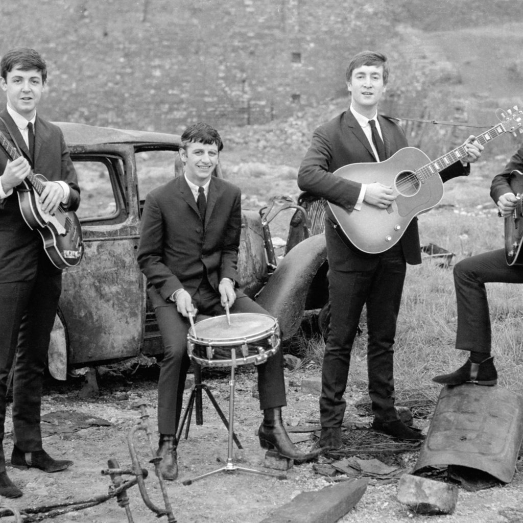 Обои группа, черно-белая, фотография, beatles, ржавая машина, group, black and white, photo, a rusty car разрешение 2560x1600 Загрузить