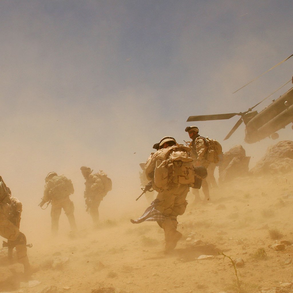Обои солдаты, ветер, пыль, вертолет, афганистан, soldiers, the wind, dust, helicopter, afghanistan разрешение 2000x1334 Загрузить