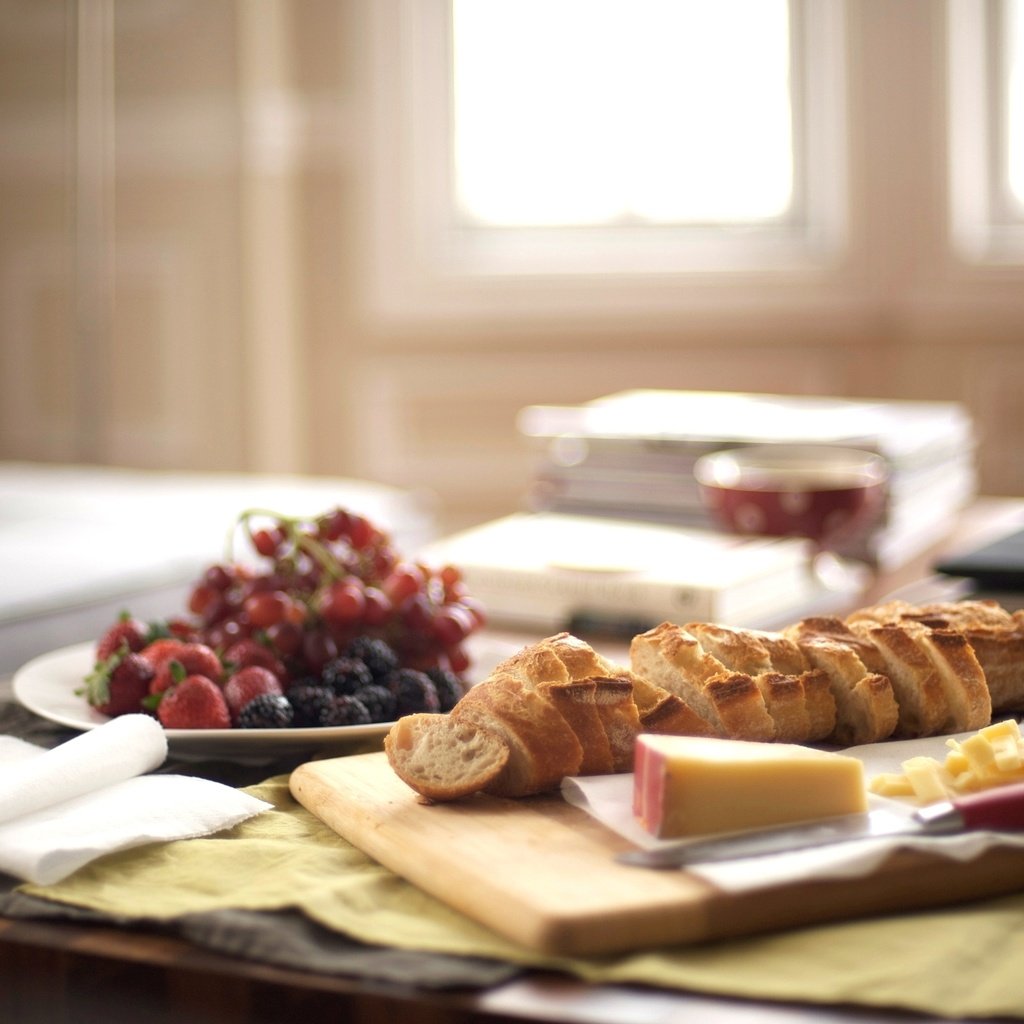 Обои утро, фрукты, стол, сыр, завтрак, французская булка, morning, fruit, table, cheese, breakfast, french bread разрешение 2596x1608 Загрузить