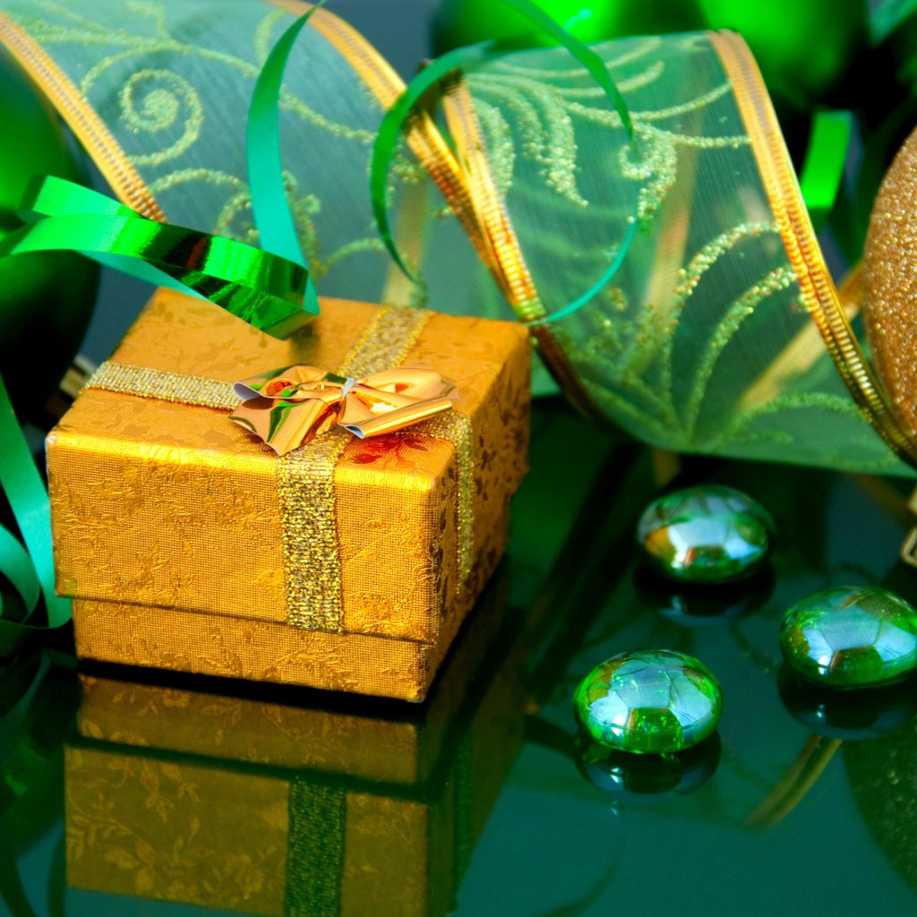 Обои новый год, подарки, зеленая, лента, упаковка, золотая, рождественские украшения, new year, gifts, green, tape, packaging, gold, christmas decorations разрешение 2560x1600 Загрузить
