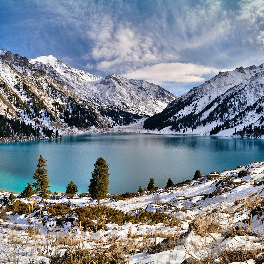 Обои небо, облака, деревья, озеро, горы, снег, снежные вершины, the sky, clouds, trees, lake, mountains, snow, snowy peaks разрешение 1920x1080 Загрузить